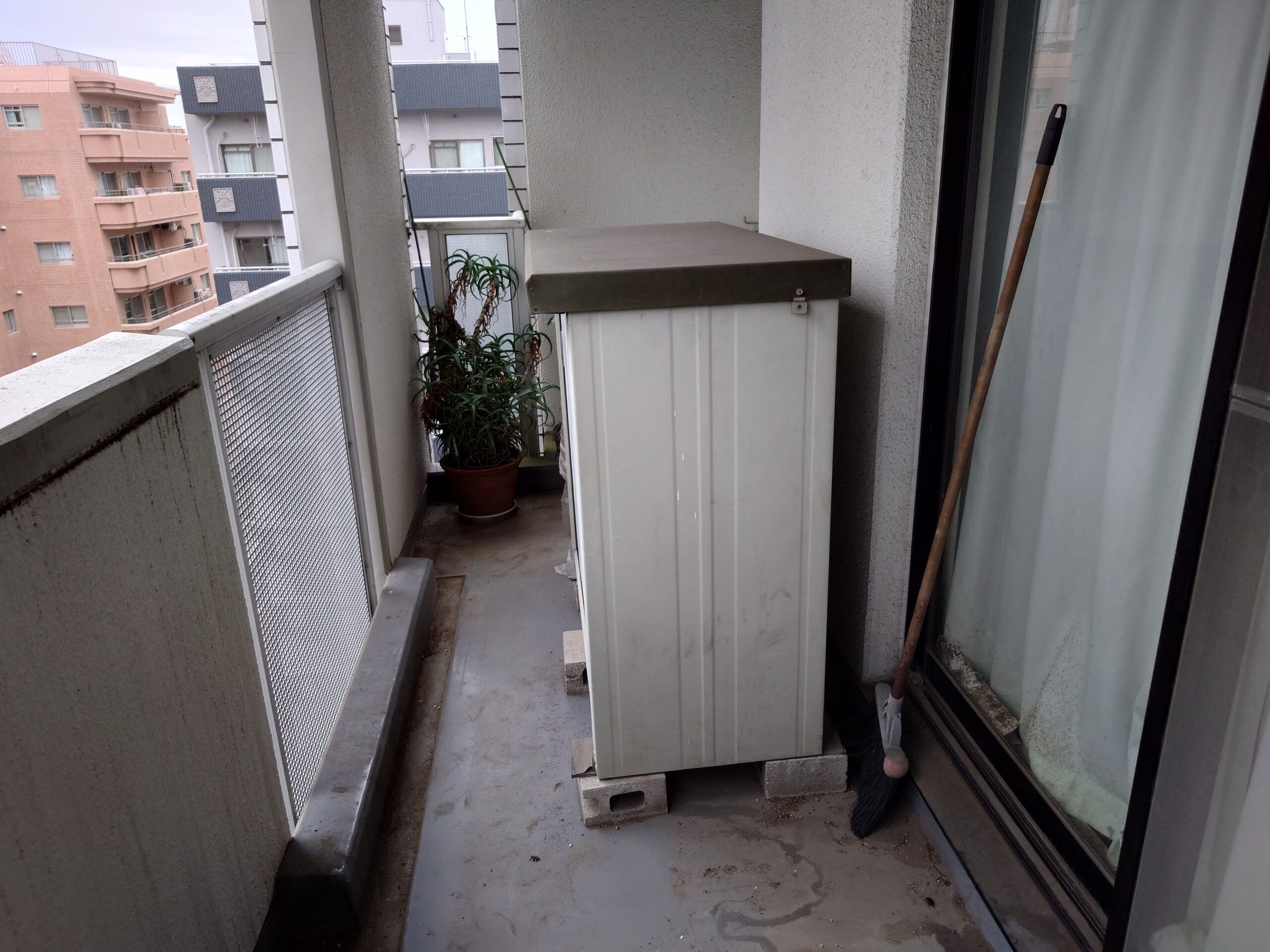 マンションベランダの物置撤去工事