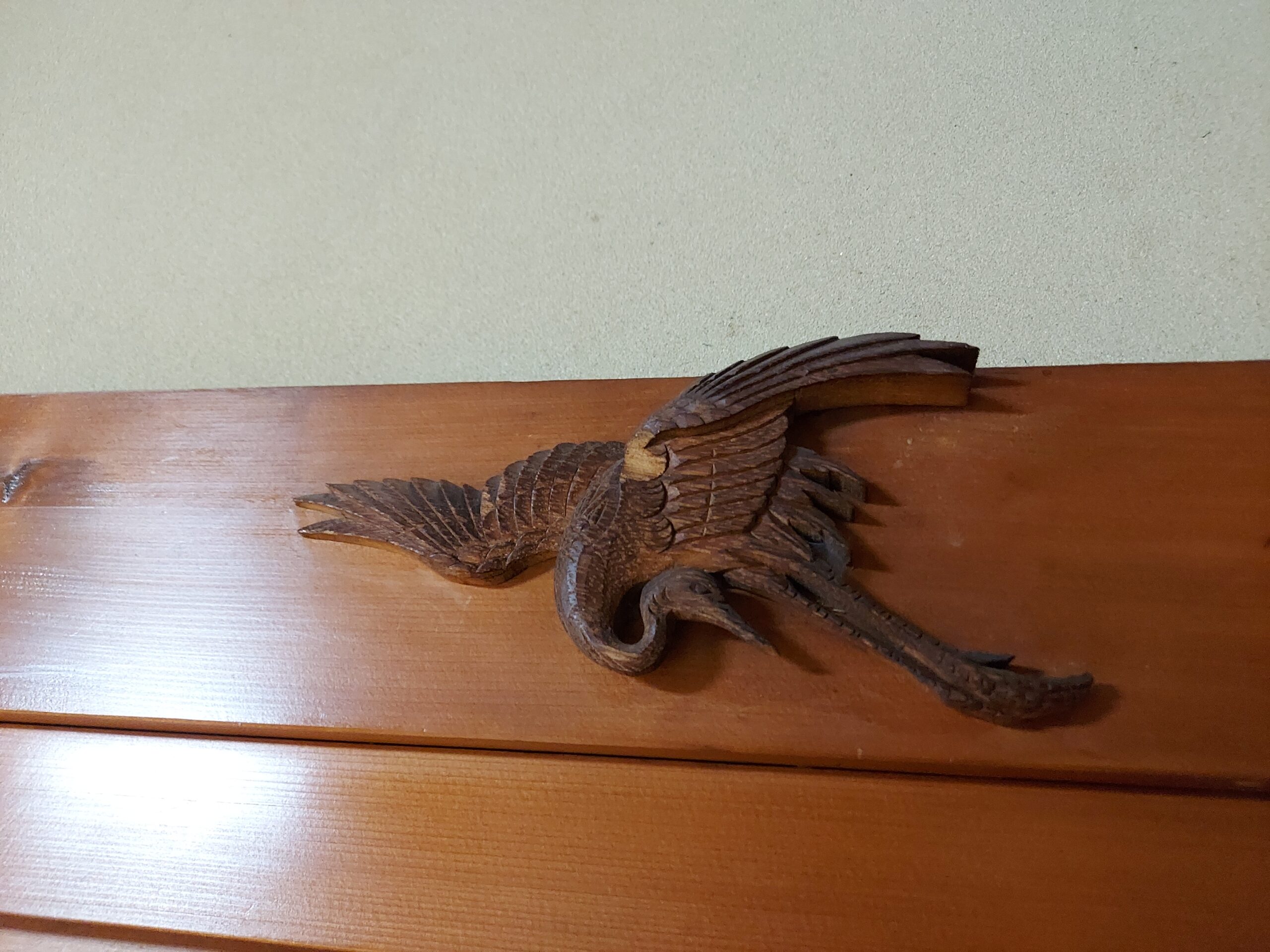 解体前のお住まいから欄間および彫刻作品を丁寧に取り外し