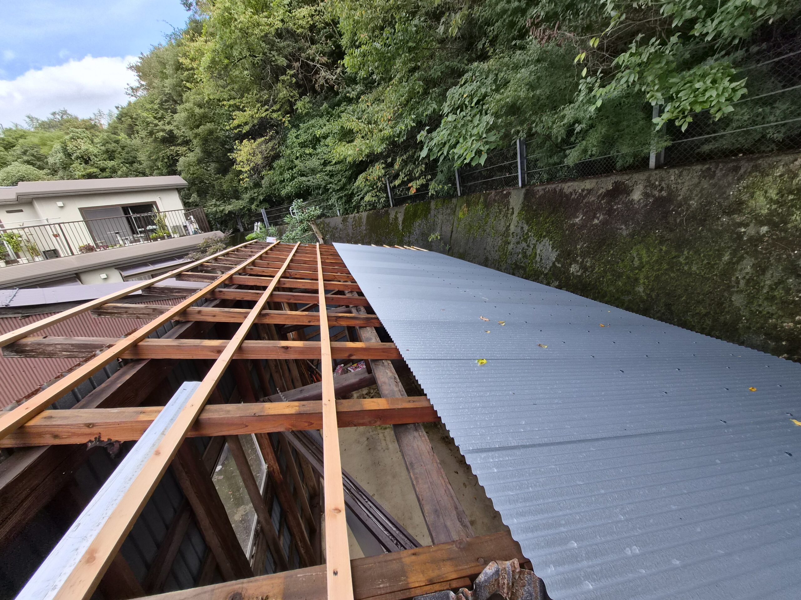 車庫の波板張り替え工事(ガルバリウム鋼板仕上げ)