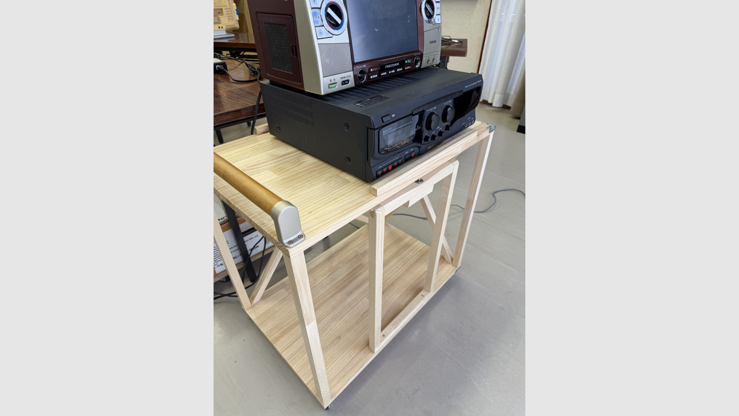カラオケ機材専用の造作オーディオ棚を製作・設置
