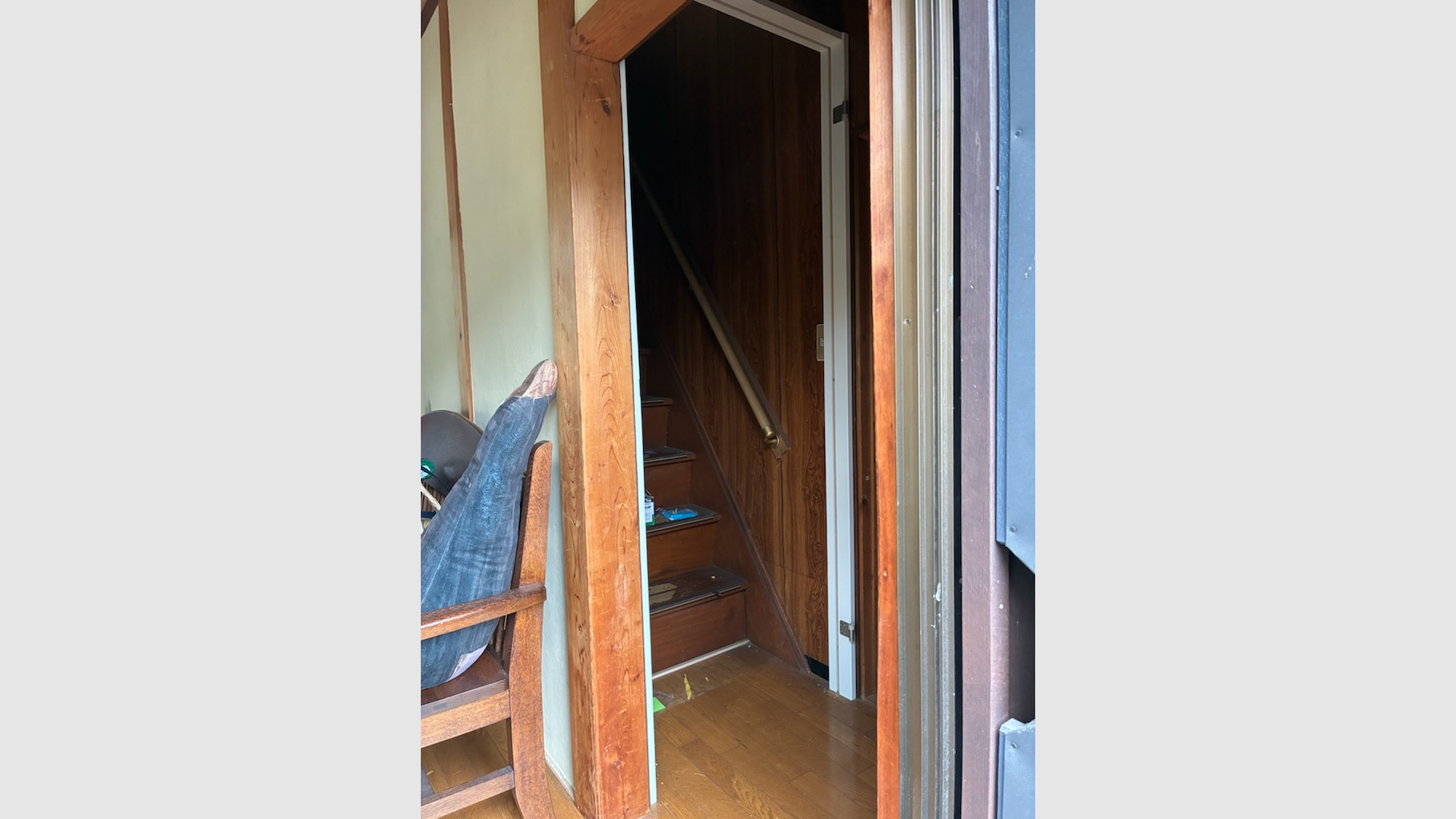 民泊運営に向けた階段前のドア造作
