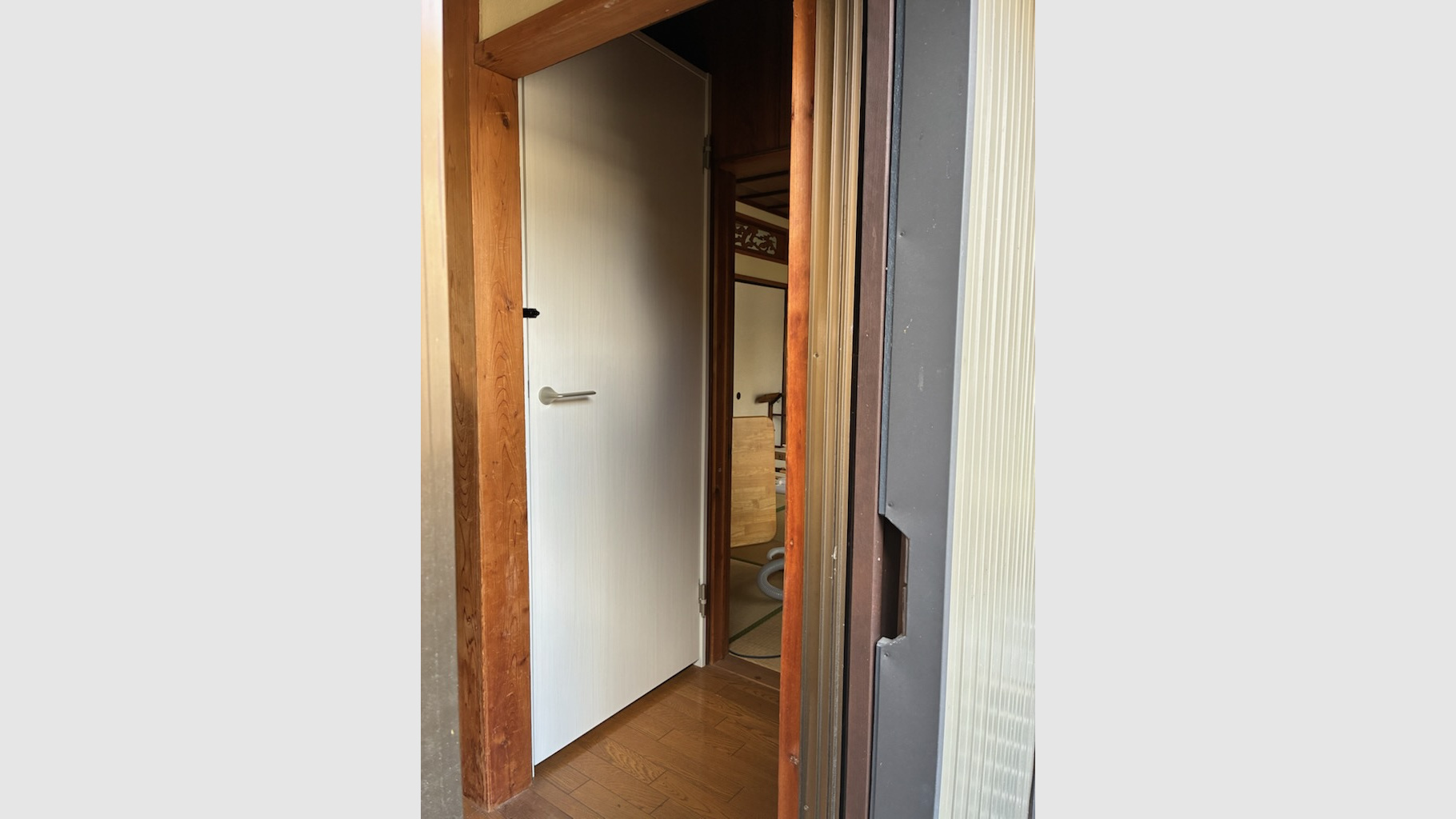 民泊運営に向けた階段前のドア造作