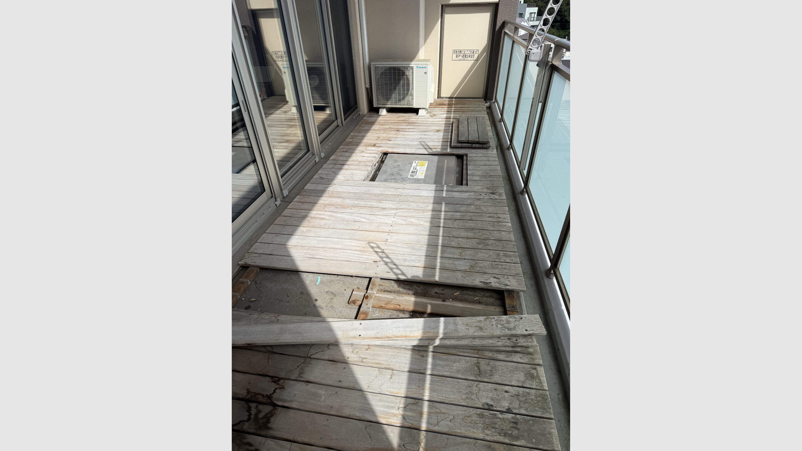 マンションベランダのウッドデッキ解体工事