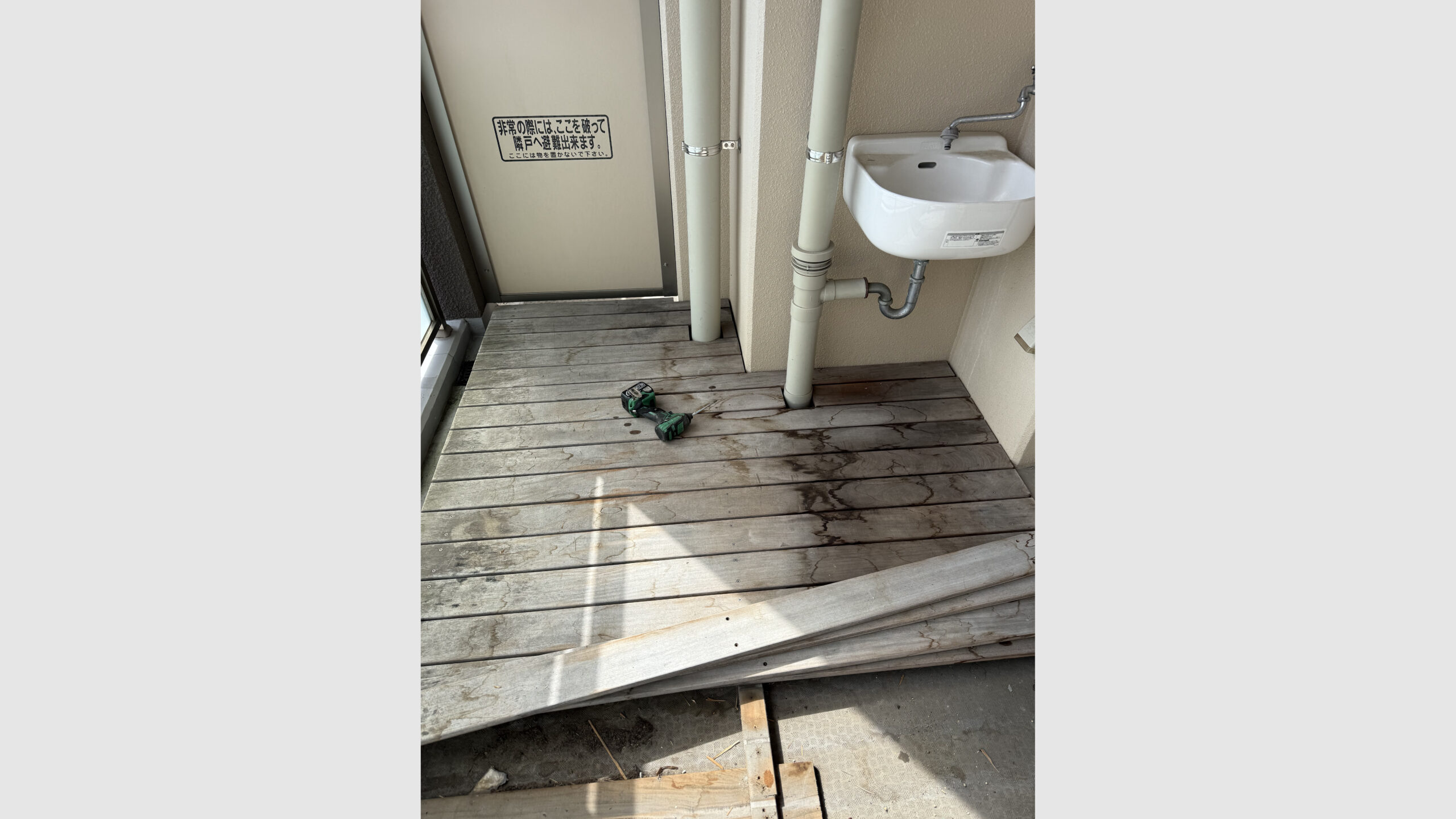 マンションベランダのウッドデッキ解体工事