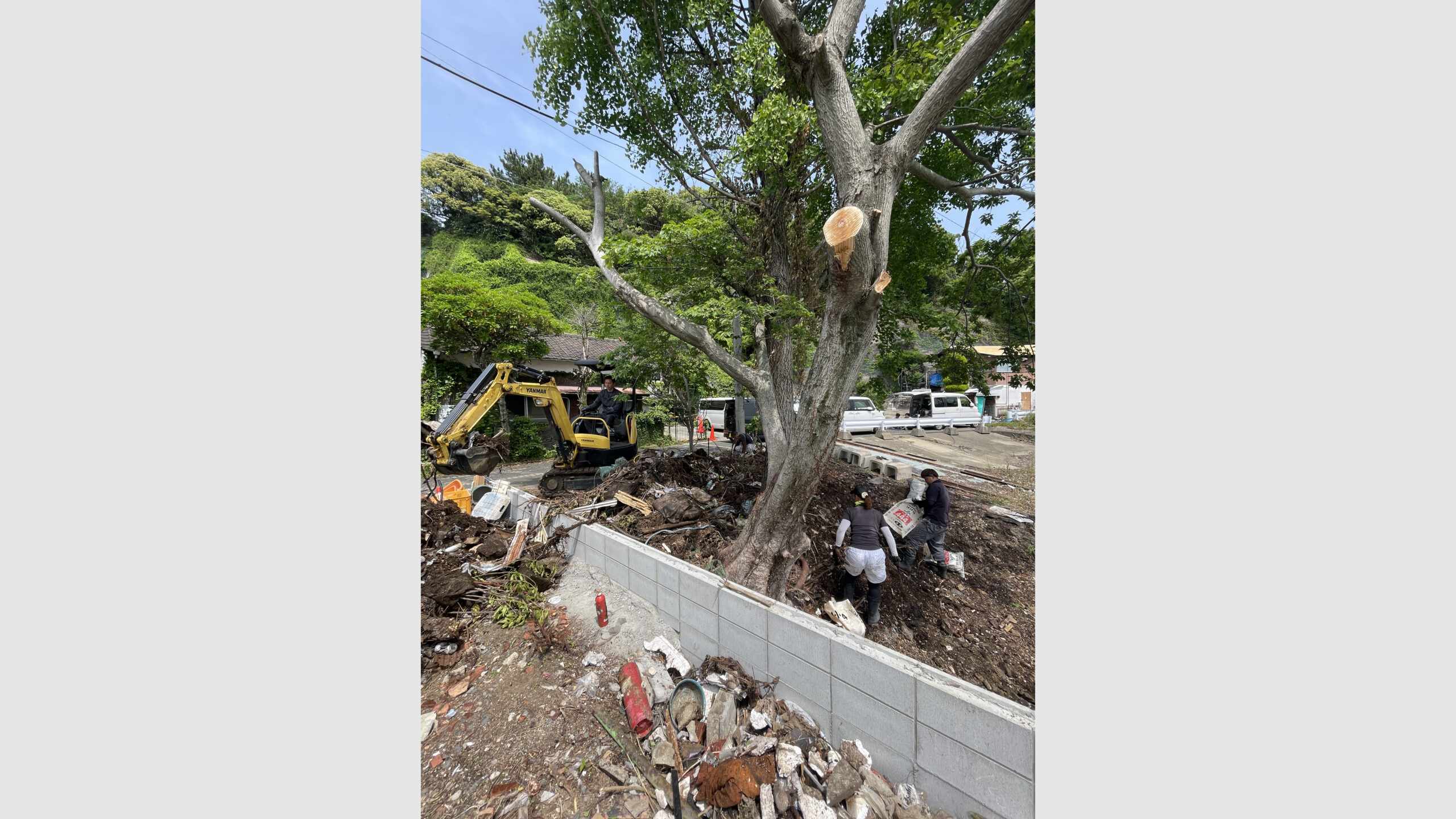 海岸沿い住宅の漂着ゴミ撤去作業