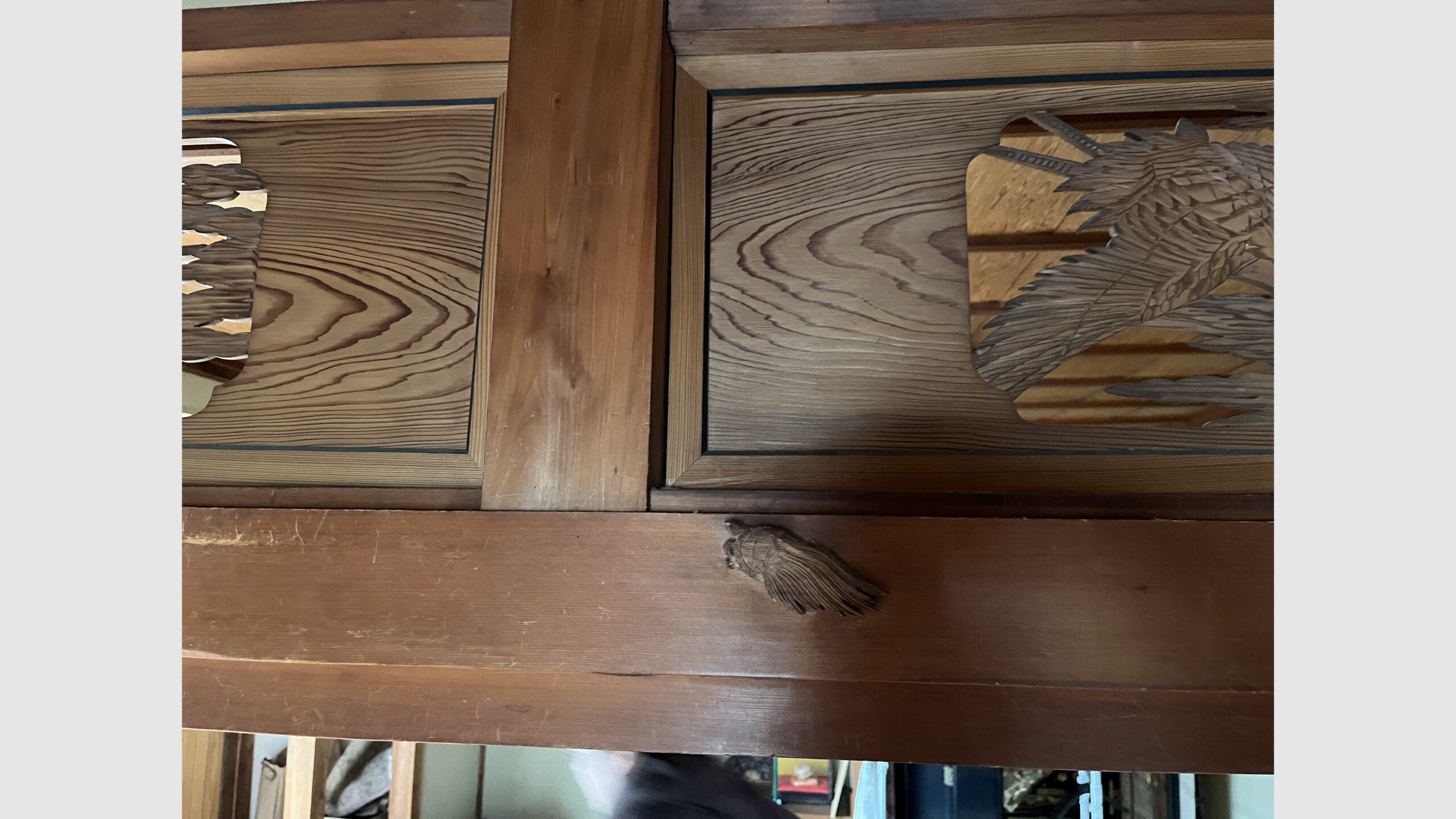 解体前のお住まいから欄間および彫刻作品を丁寧に取り外し