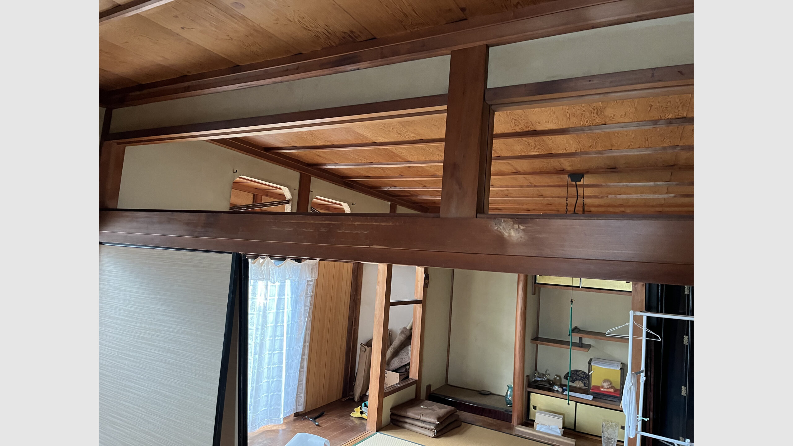 解体前のお住まいから欄間および彫刻作品を丁寧に取り外し