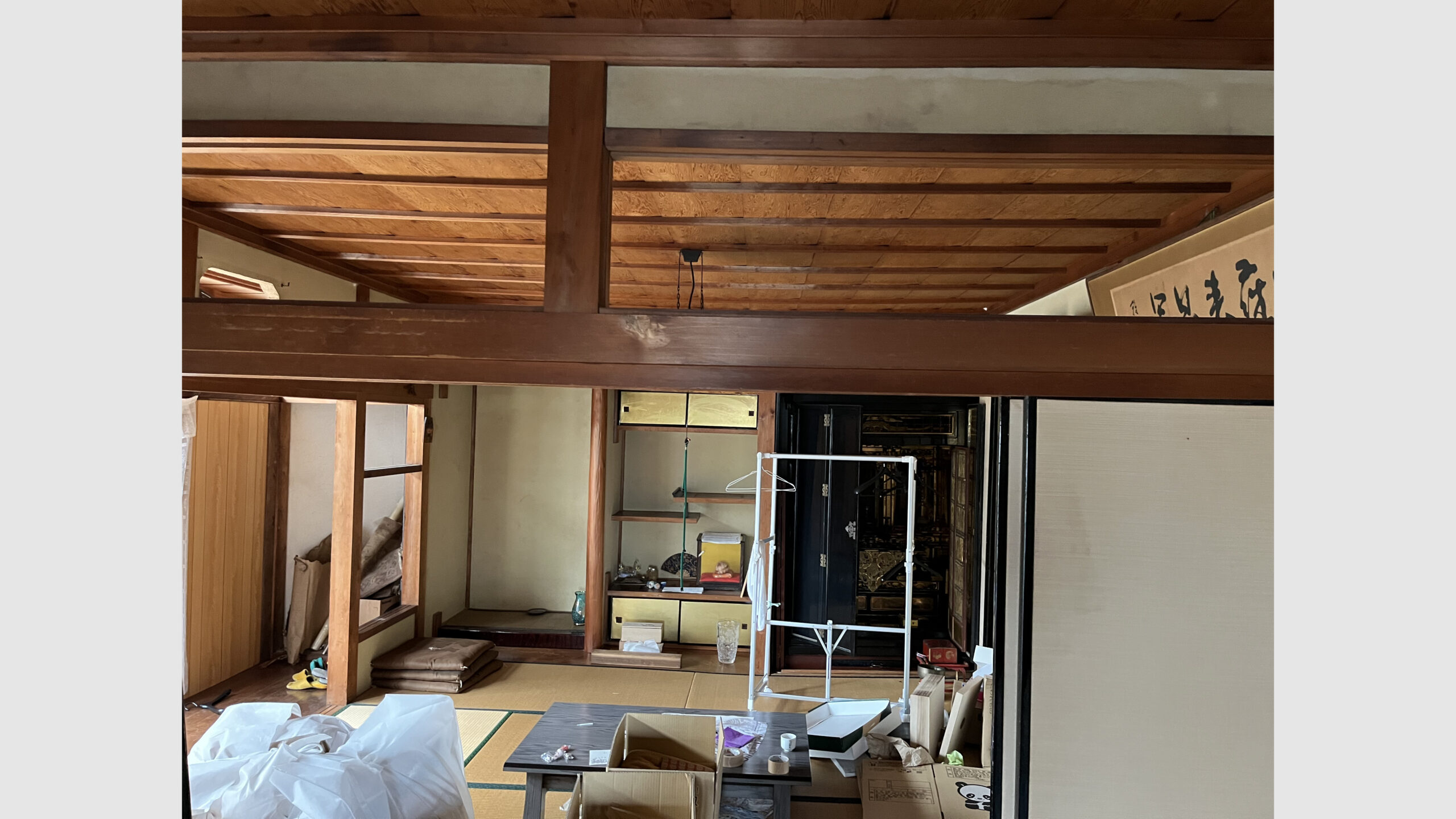 解体前のお住まいから欄間および彫刻作品を丁寧に取り外し