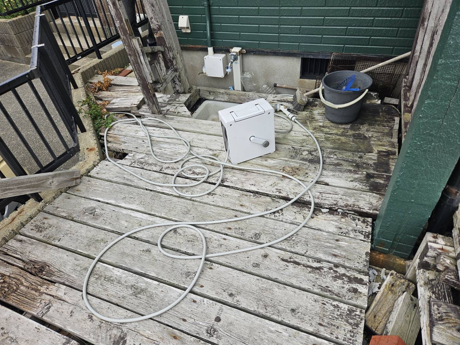 海沿いの住まいにある屋根付きウッドデッキの解体工事