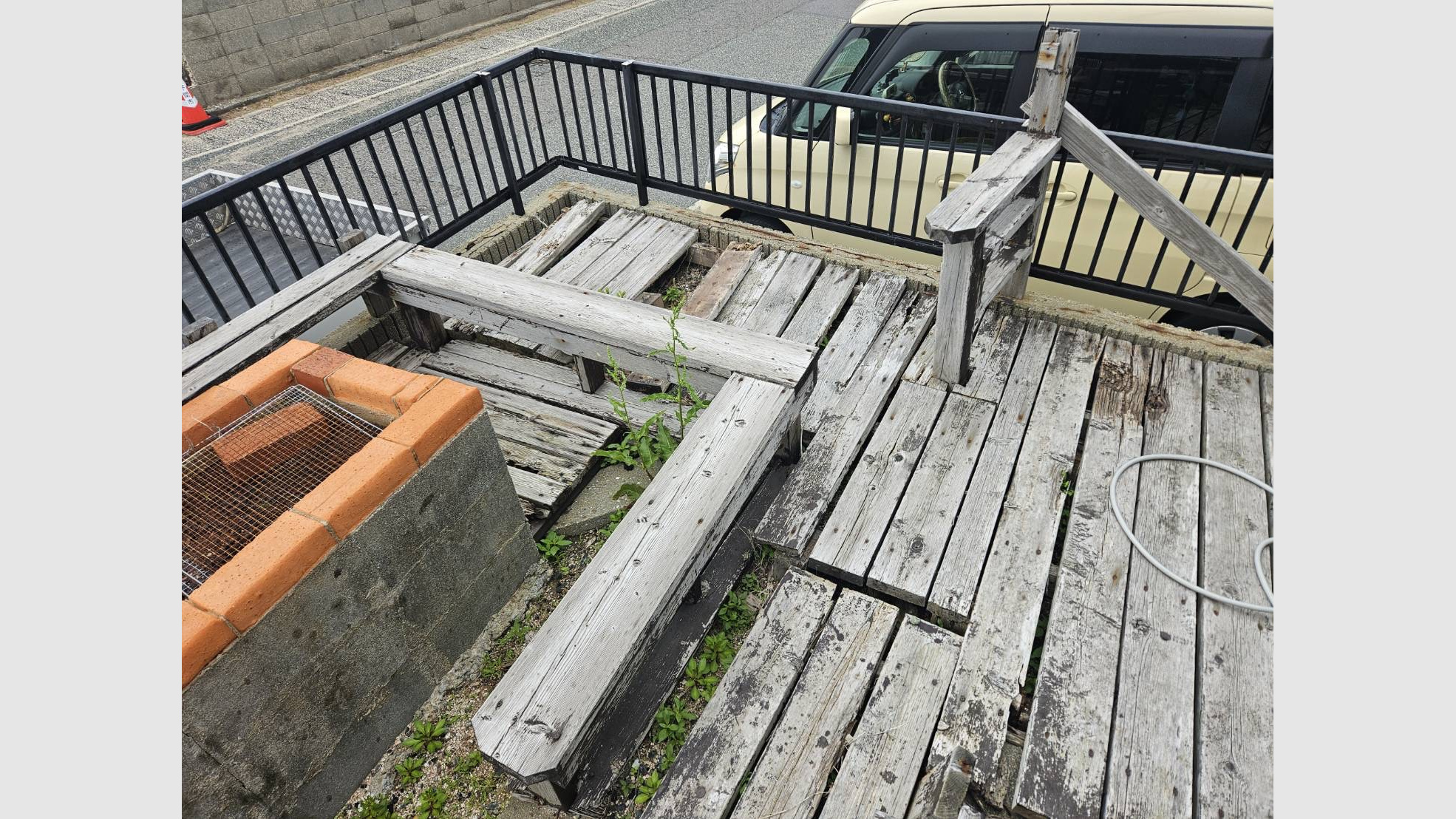 海沿いの住まいにある屋根付きウッドデッキの解体工事