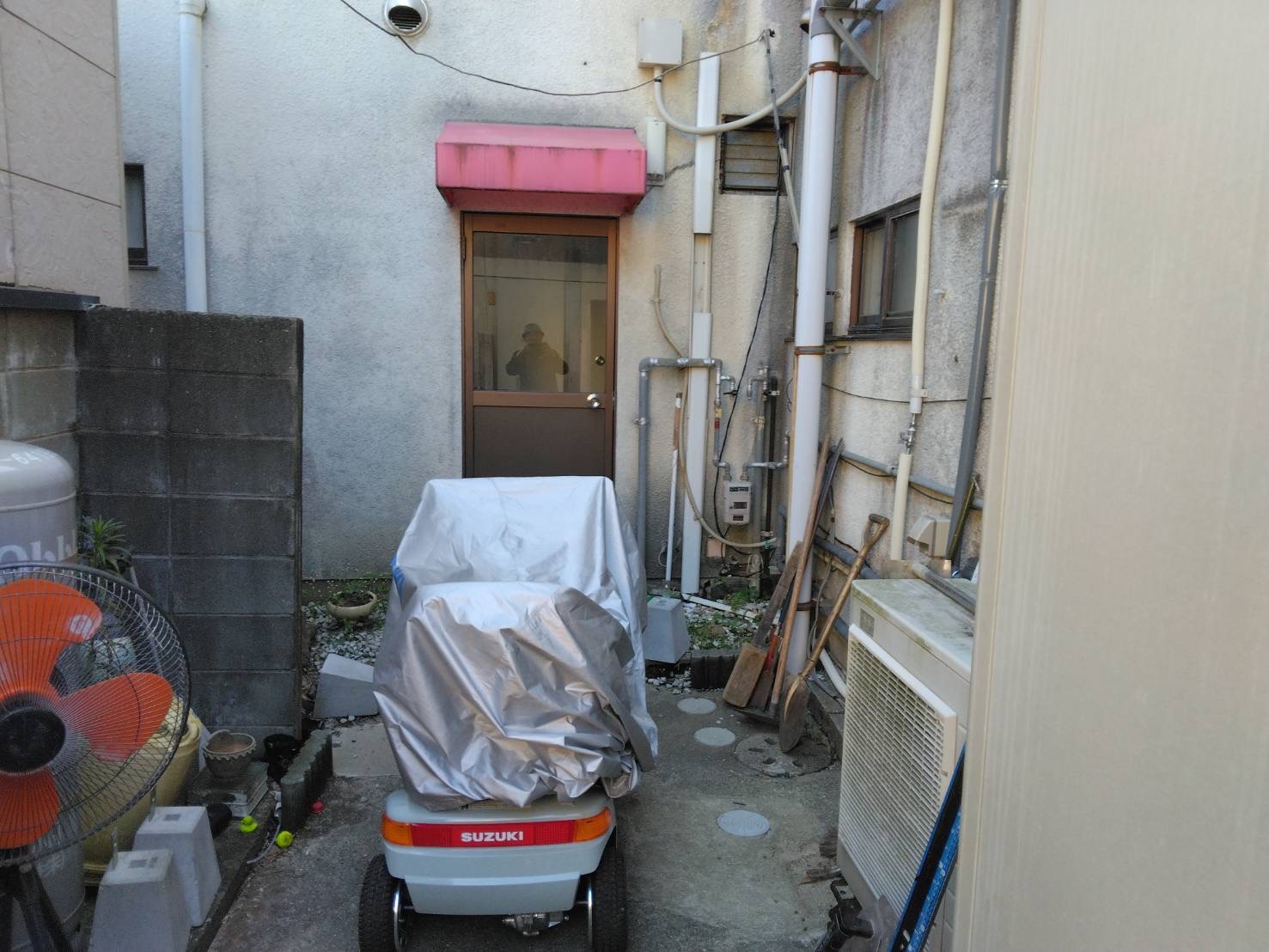 シニアカート用の屋根付き駐輪・駐車スペースを造作