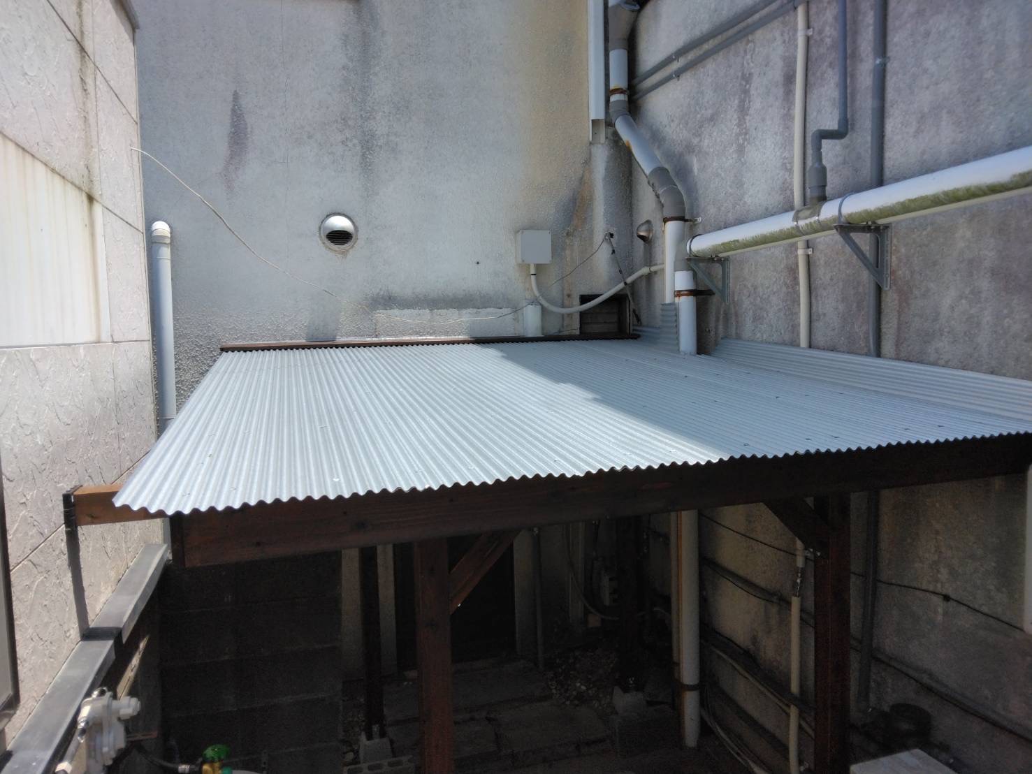 シニアカート用の屋根付き駐輪・駐車スペースを造作