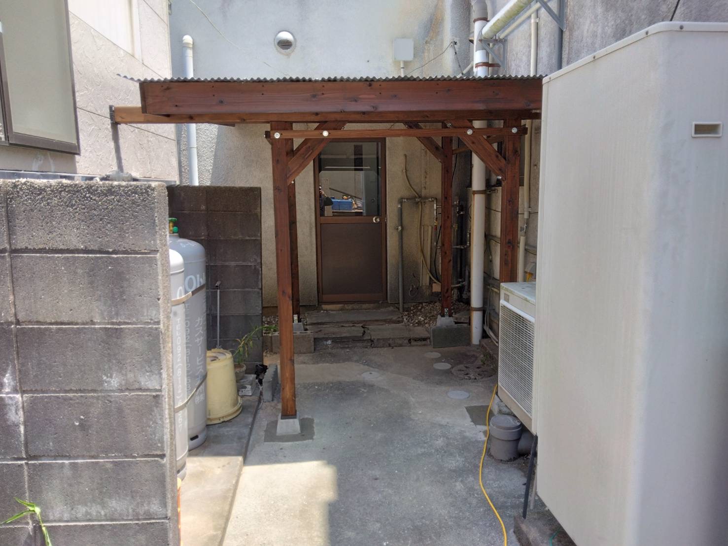 シニアカート用の屋根付き駐輪・駐車スペースを造作