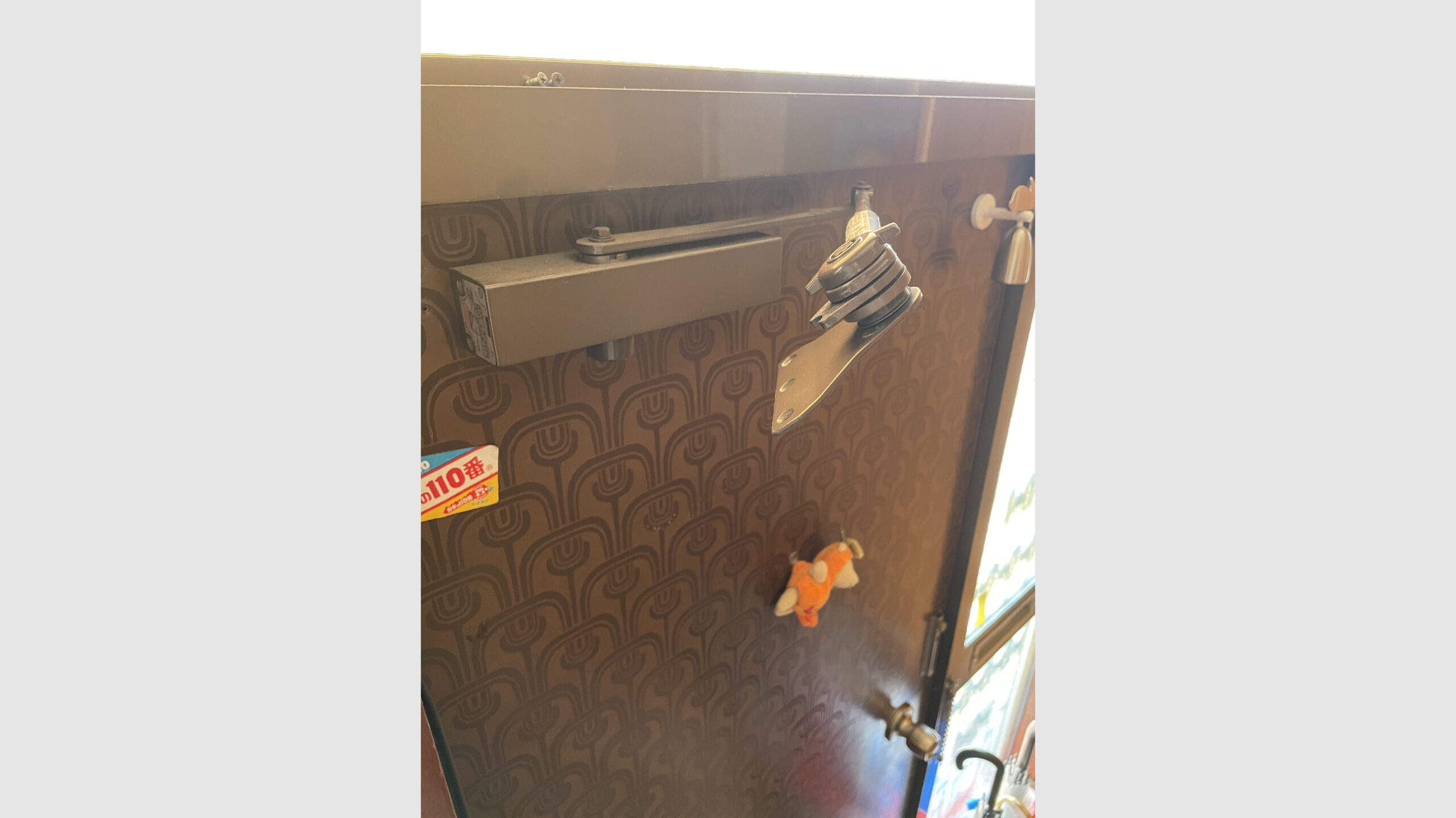 破損したドアクローザーの交換および取り付け工事