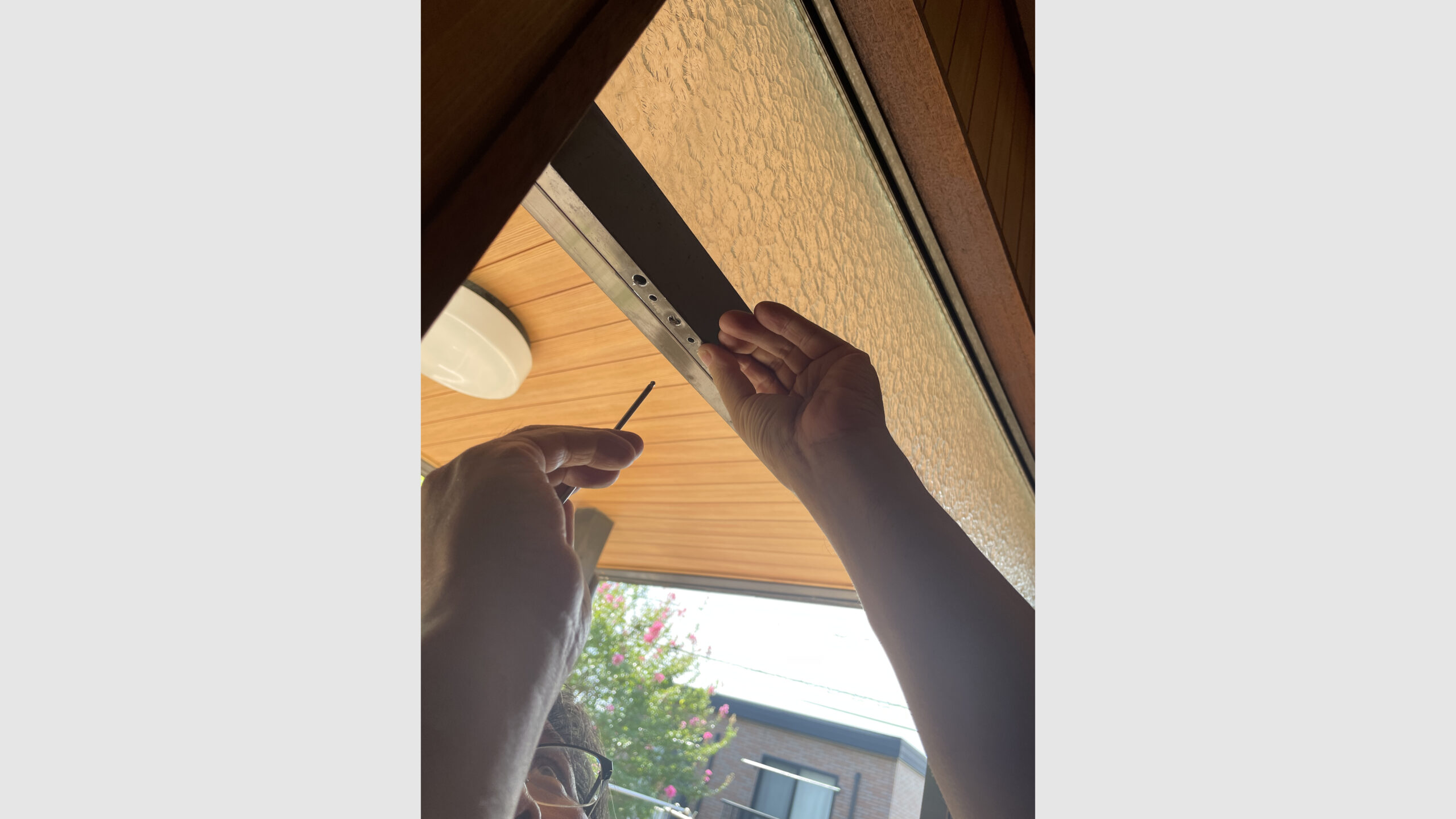 破損したドアクローザーの交換および取り付け工事