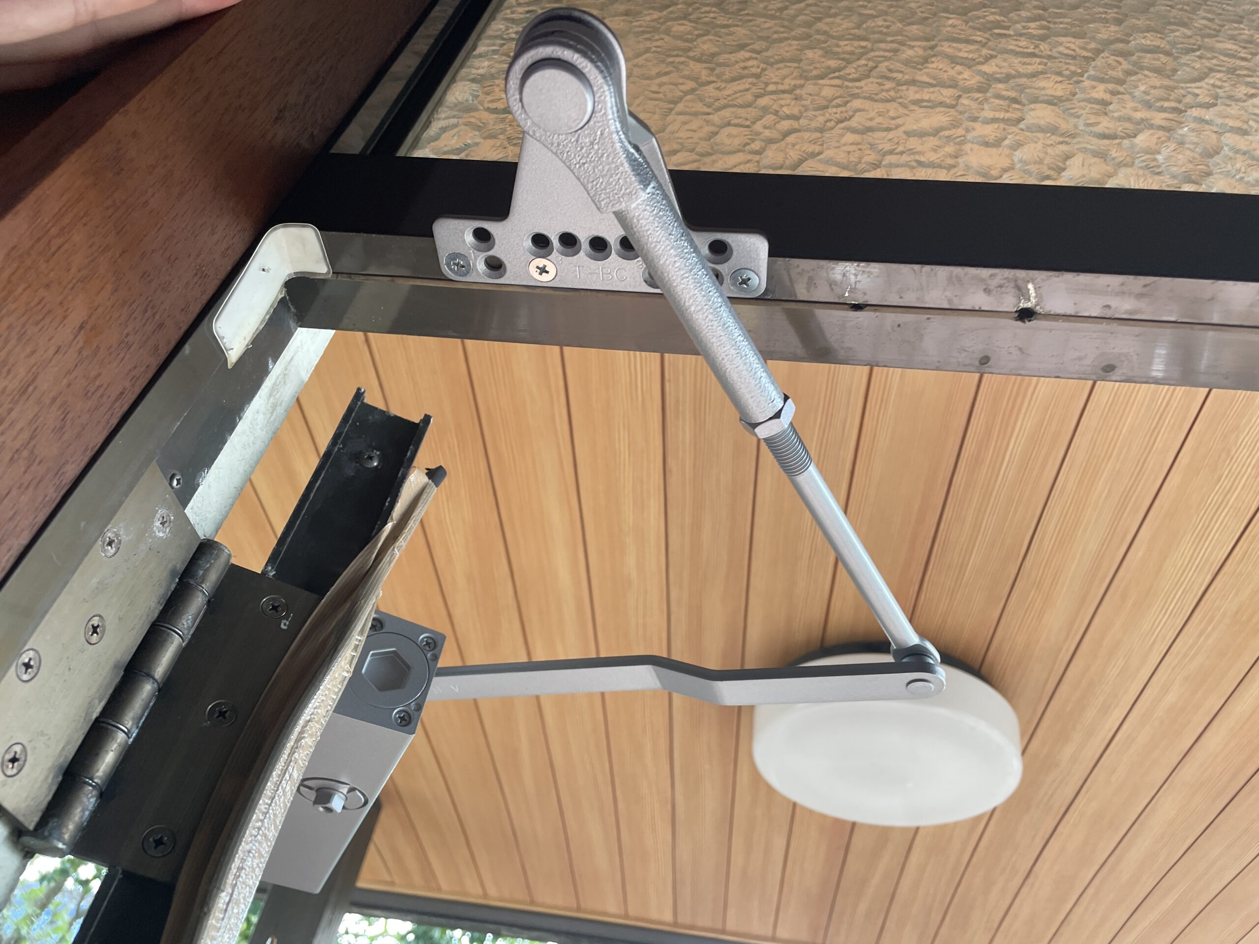 破損したドアクローザーの交換および取り付け工事