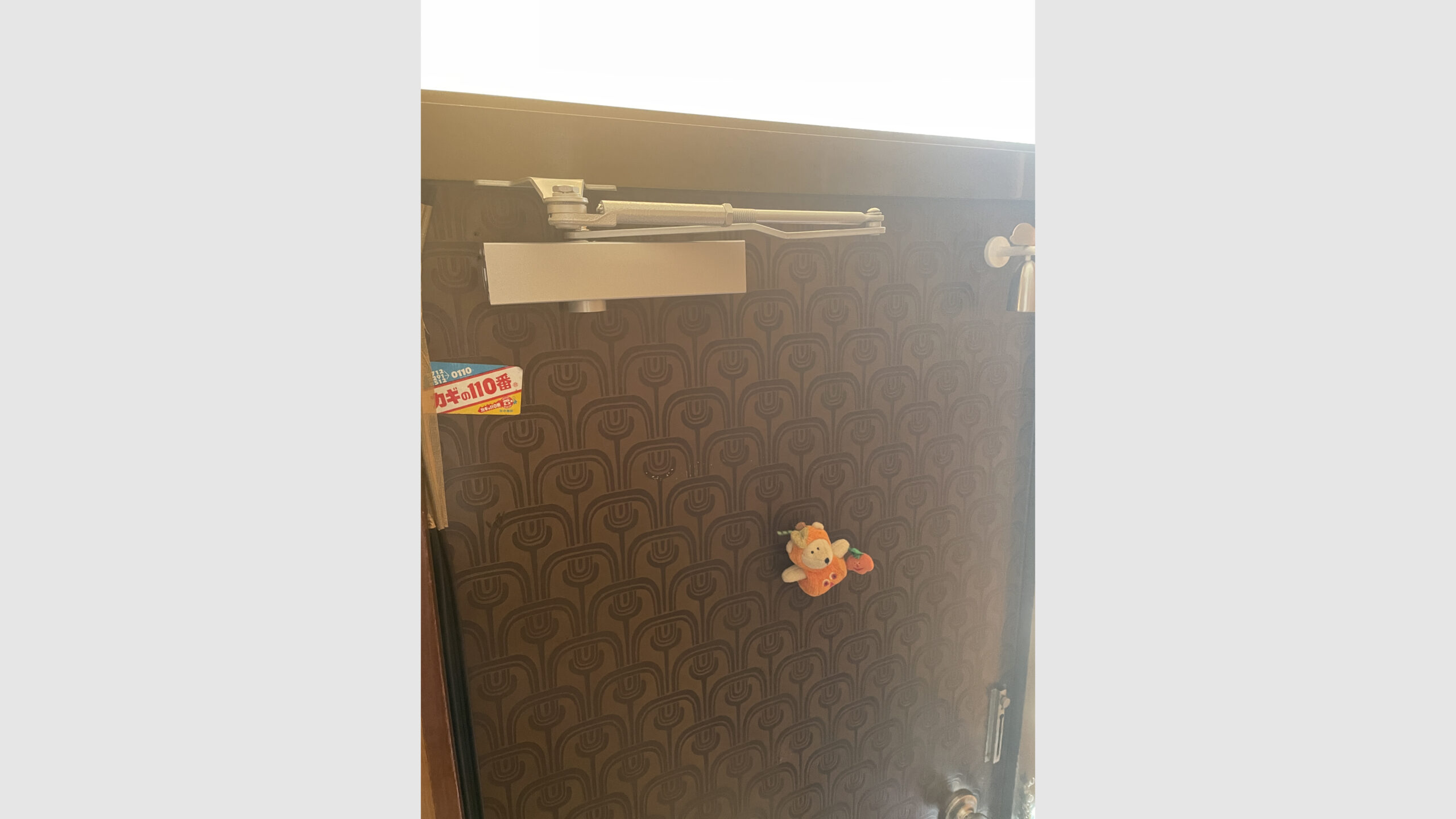 破損したドアクローザーの交換および取り付け工事