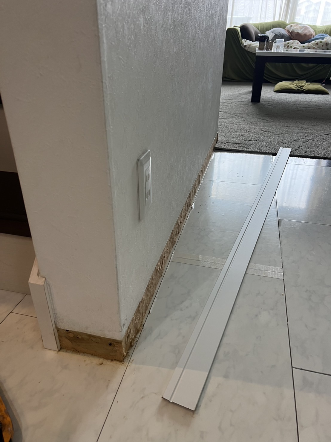 傷みが進んだ階段の巾木交換工事