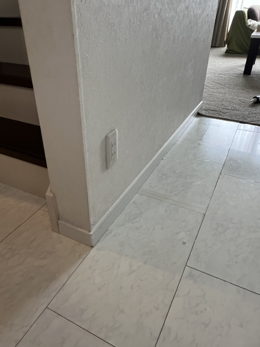 傷みが進んだ階段の巾木交換工事