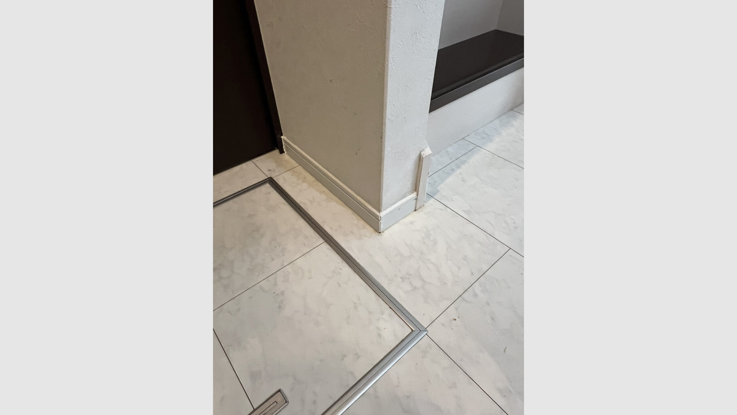 傷みが進んだ階段の巾木交換工事