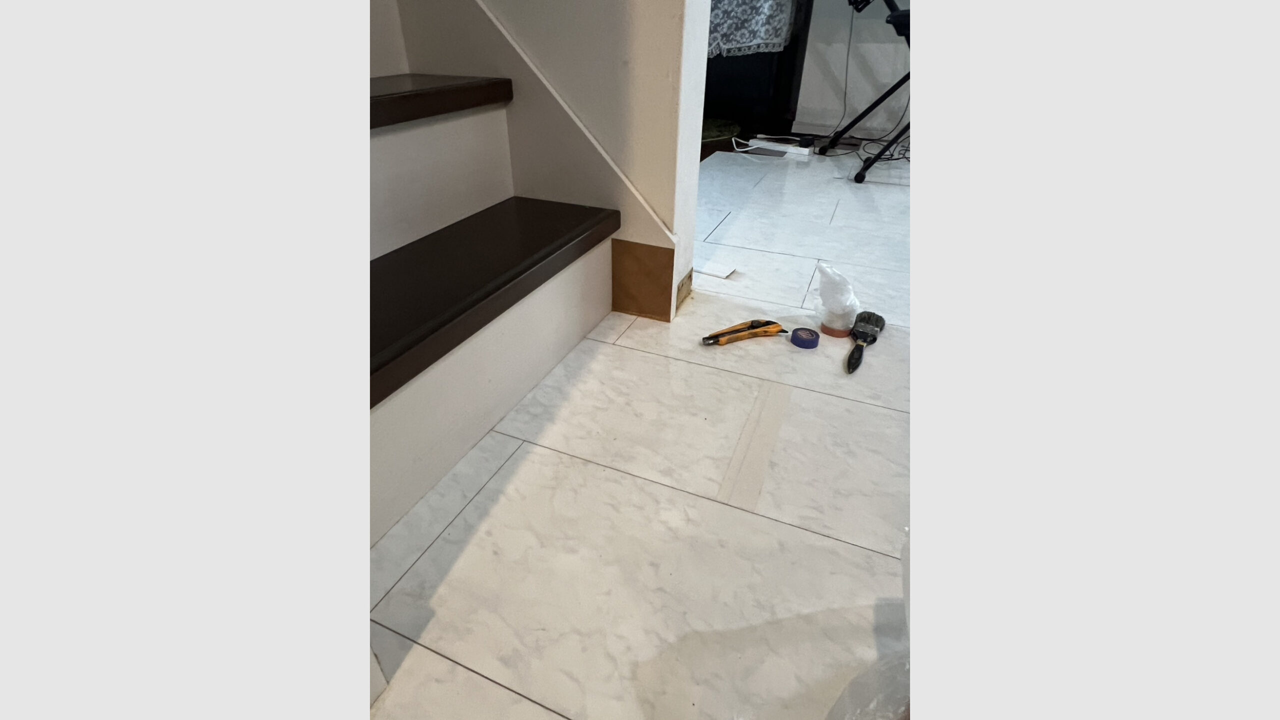 傷みが進んだ階段の巾木交換工事