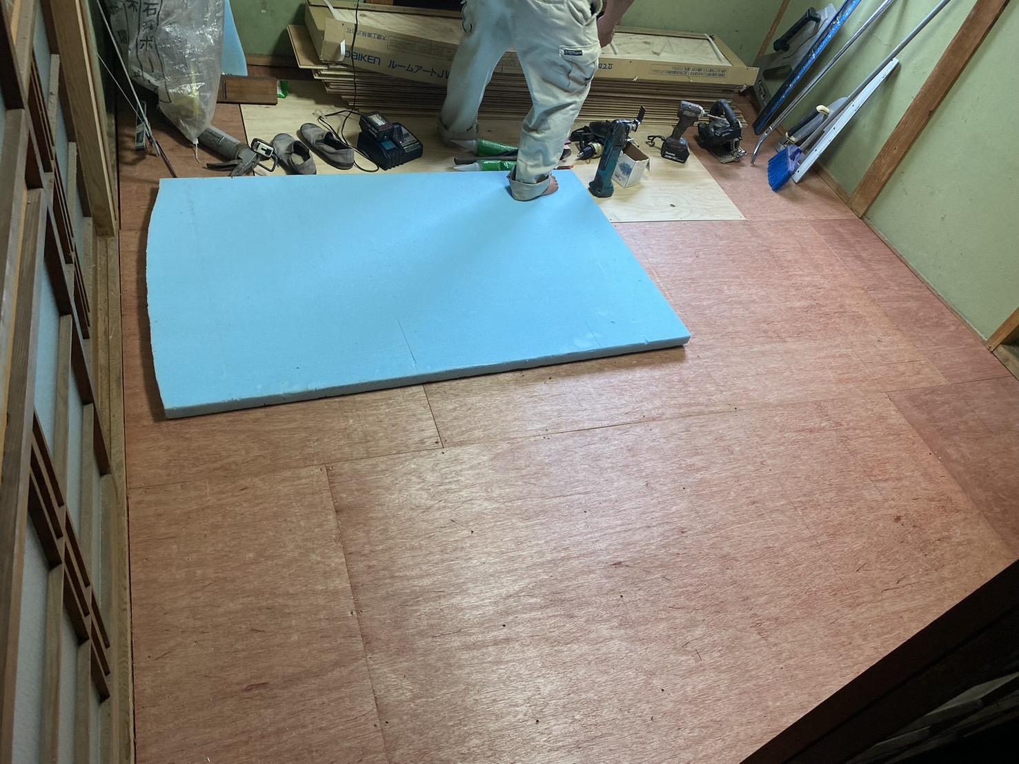 洗面所と寝室の床張り替え工事