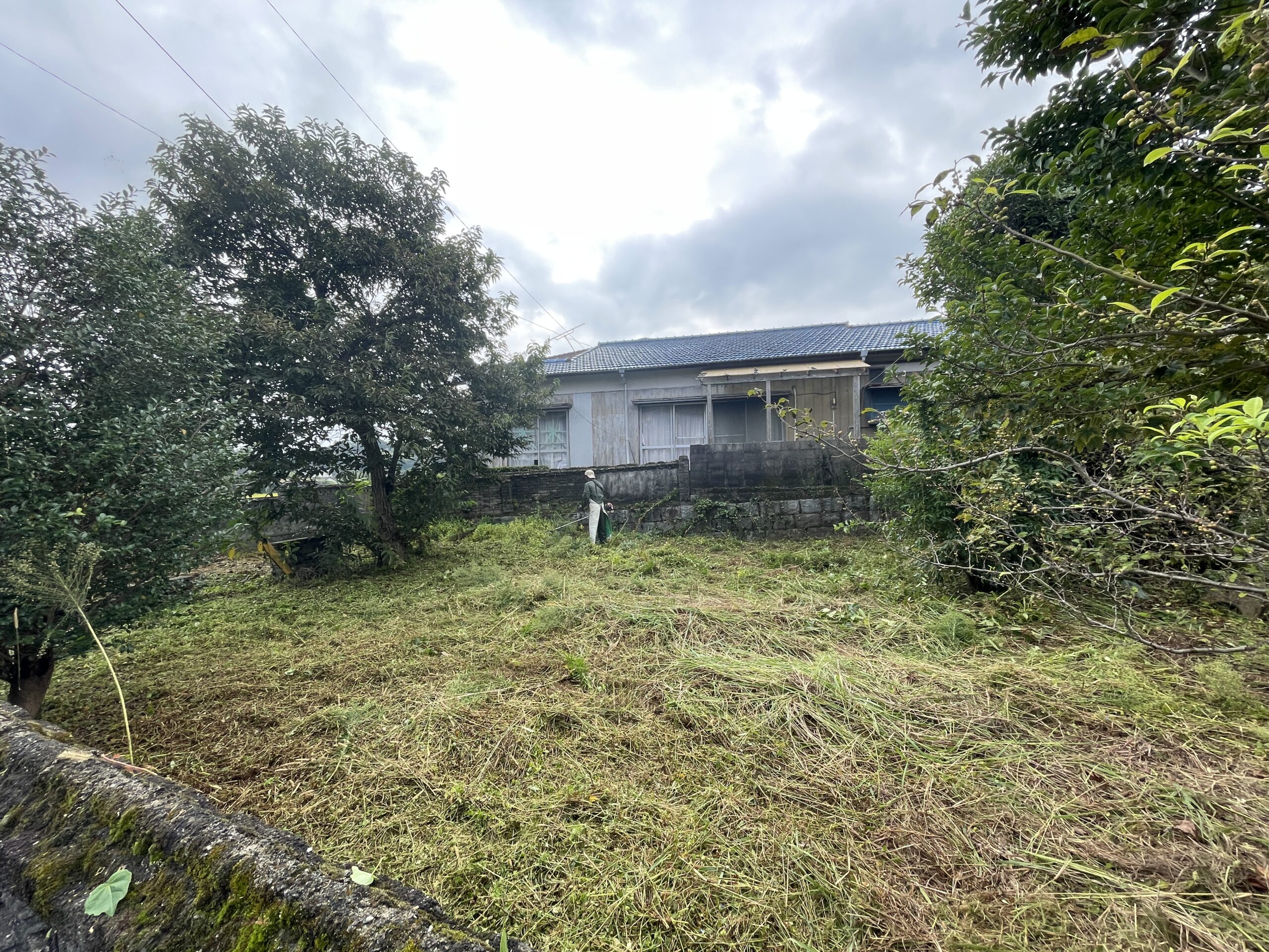 空き家の草刈りおよび道路への張り出し枝の剪定作業