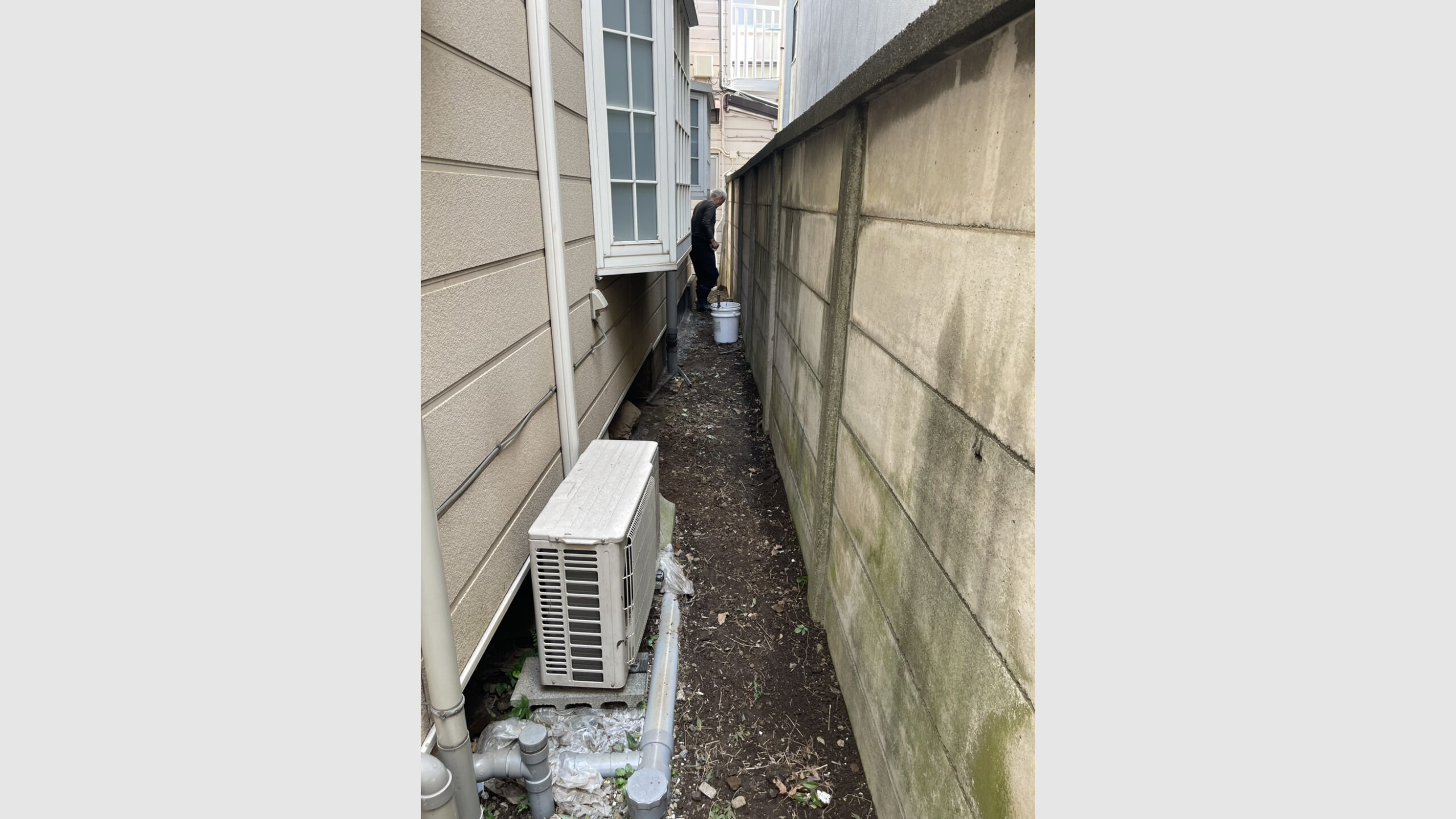 基礎部分の穴塞ぎ工事(害獣が侵入しないように)