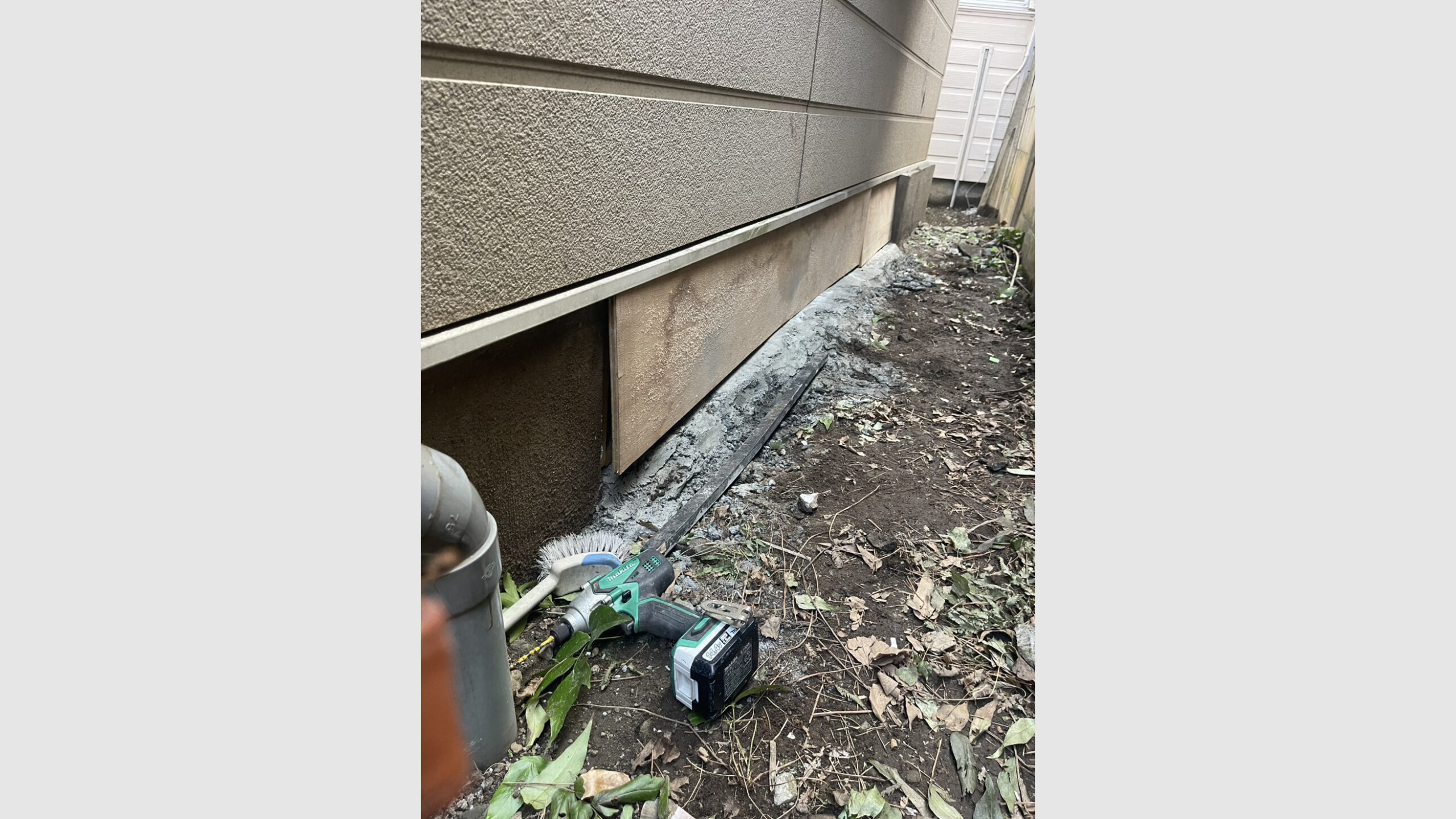 基礎部分の穴塞ぎ工事(害獣が侵入しないように)