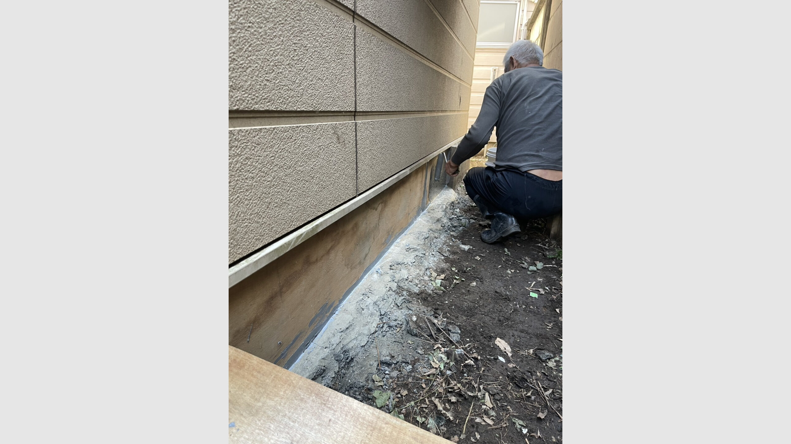 基礎部分の穴塞ぎ工事(害獣が侵入しないように)