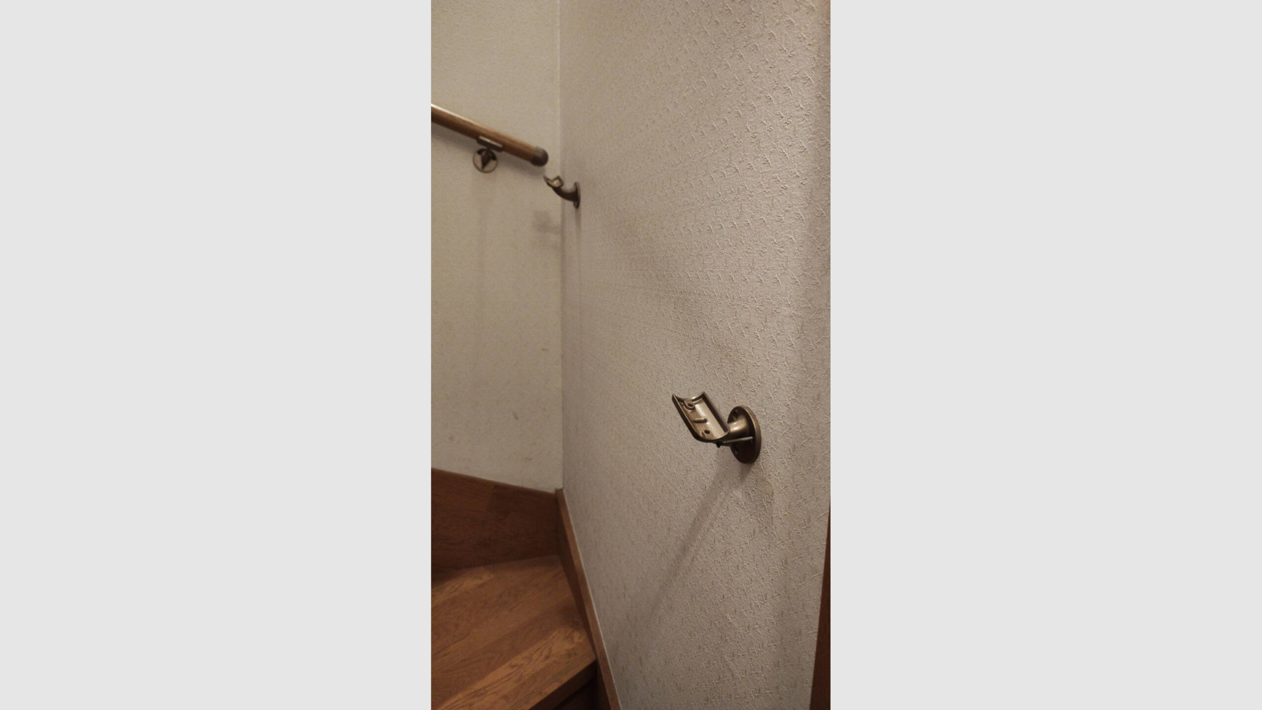 冷蔵庫搬入に伴う階段手すりの一時取り外し・再取り付け