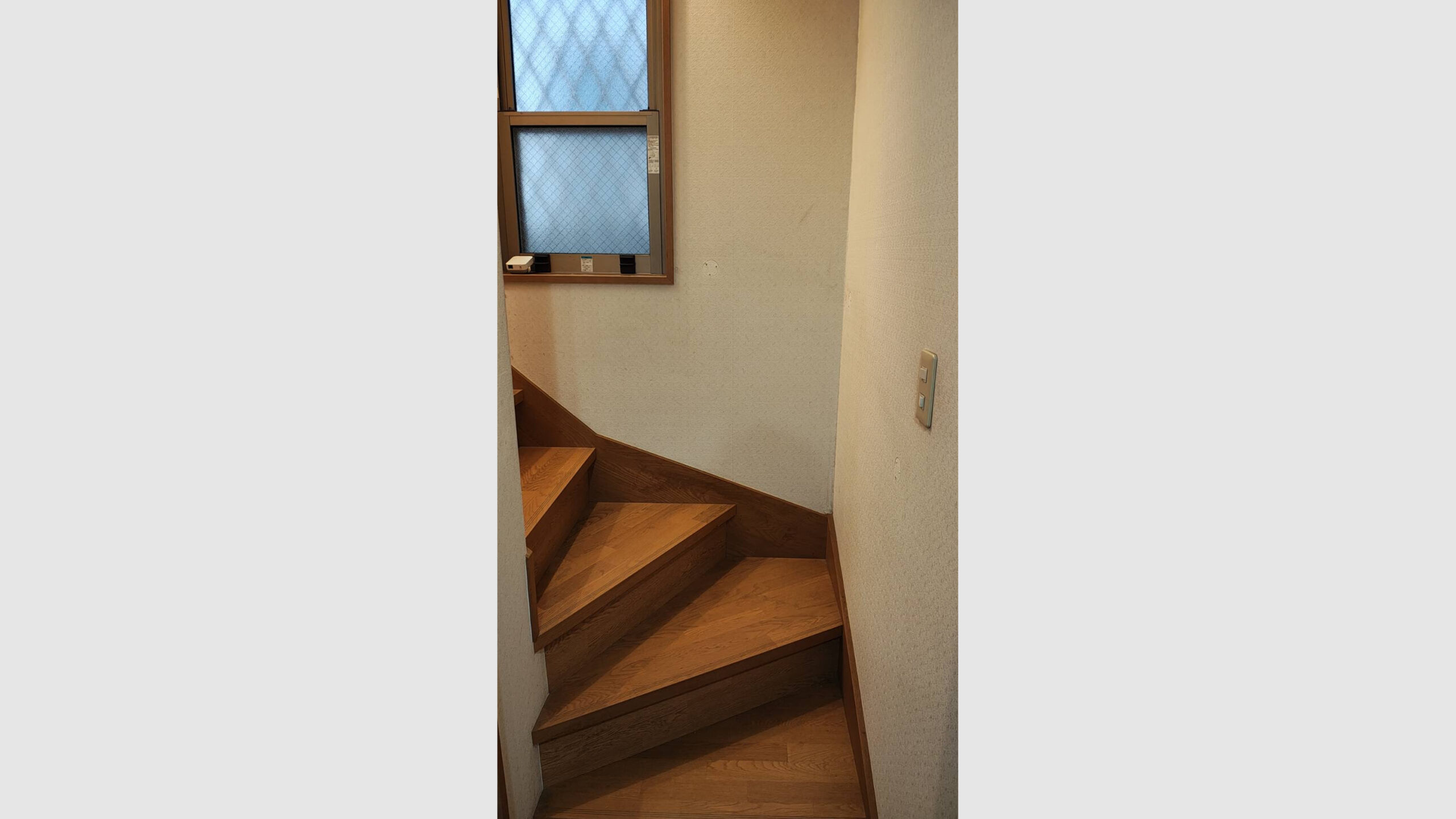 冷蔵庫搬入に伴う階段手すりの一時取り外し・再取り付け