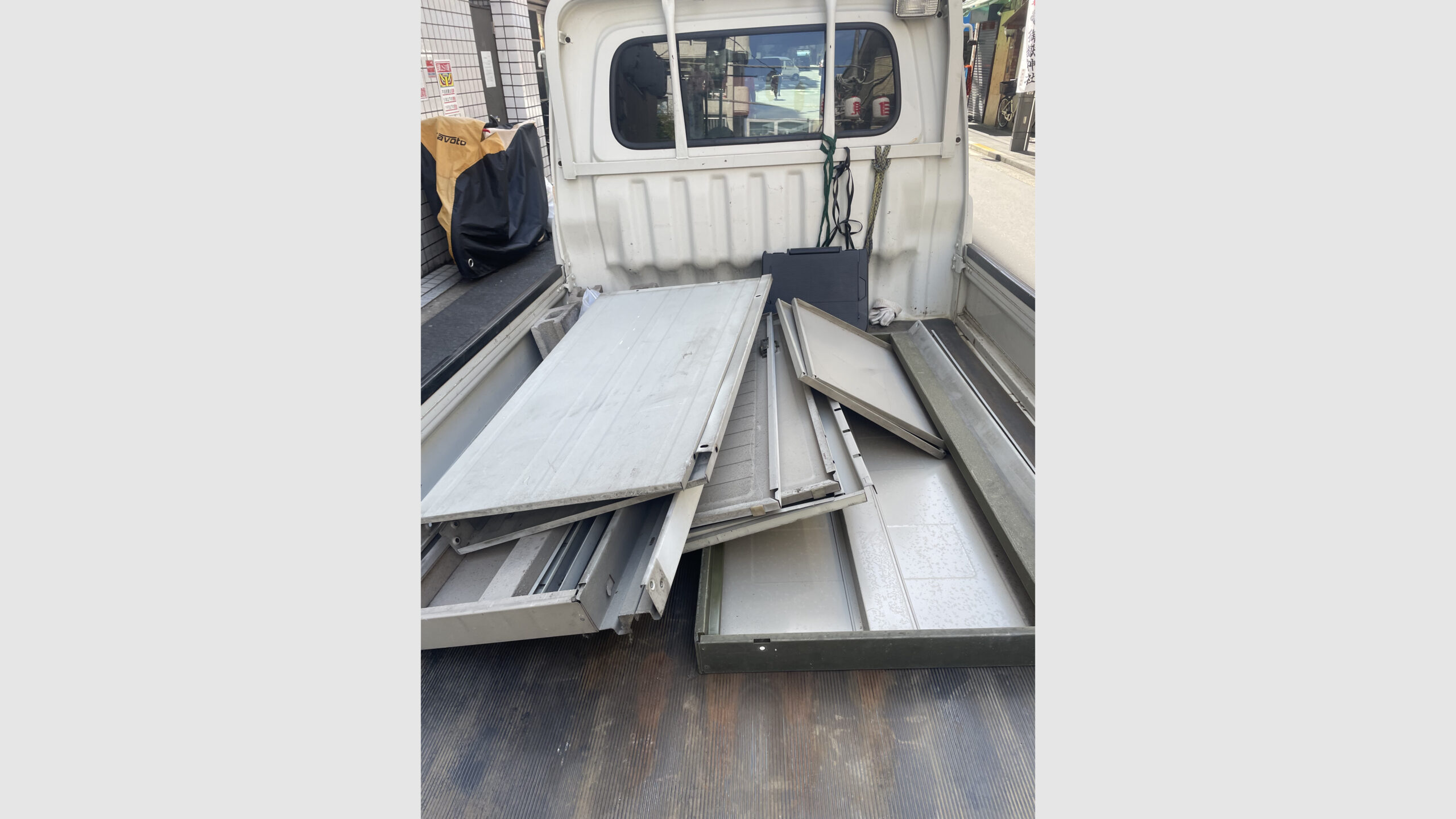 マンションベランダの物置撤去工事