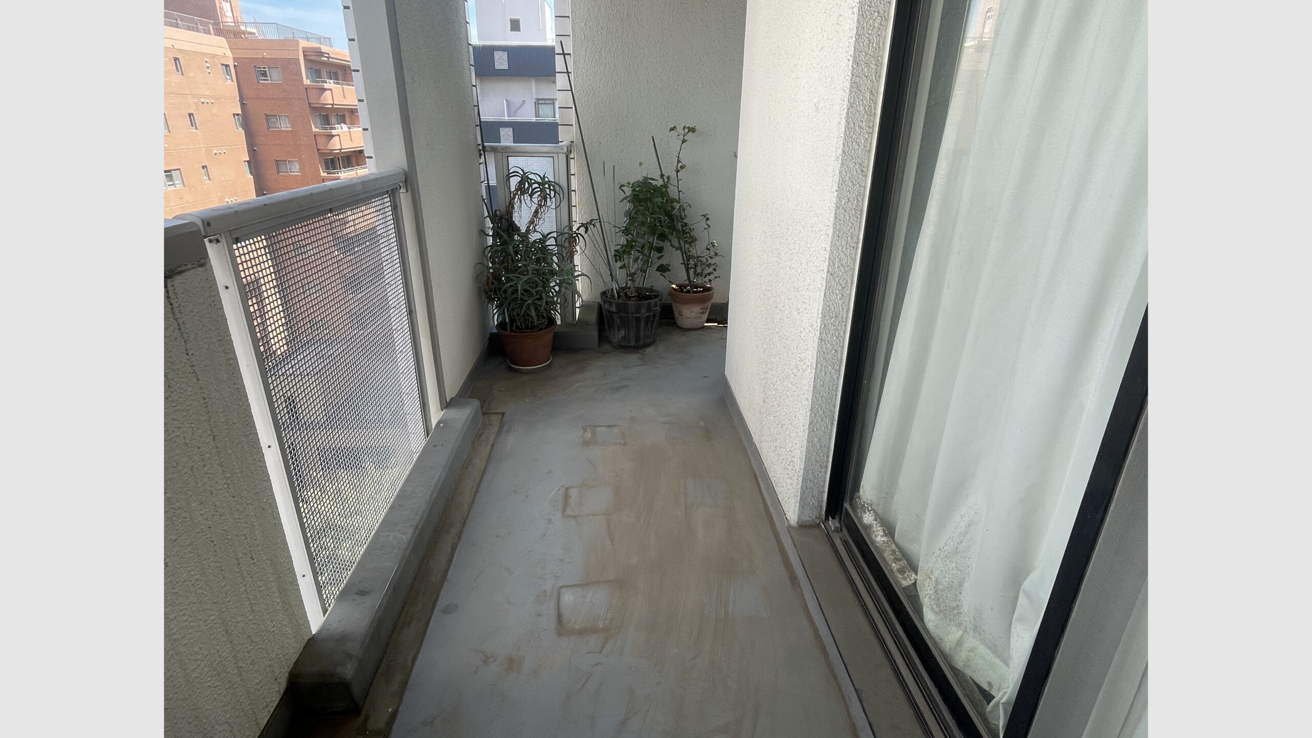 マンションベランダの物置撤去工事