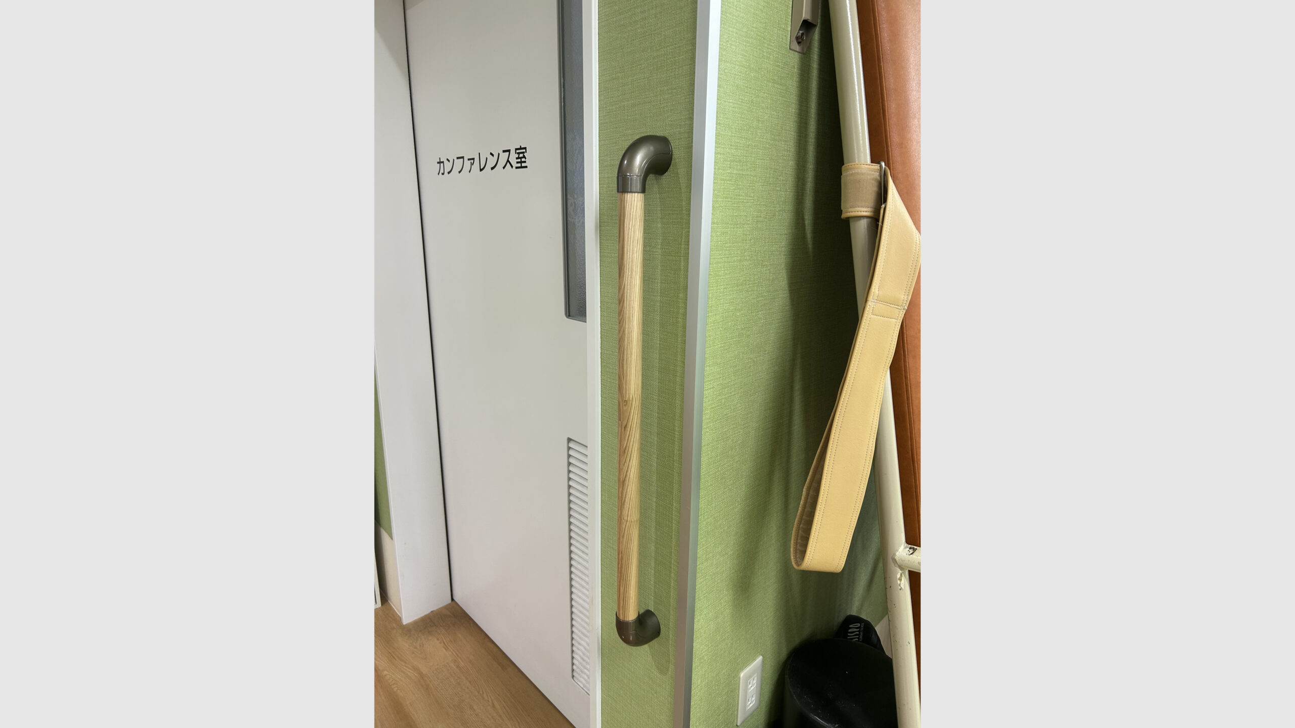 病院内の安全対策として縦型(I型)手すりを取り付け