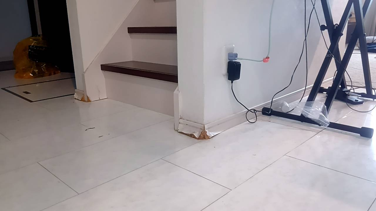 傷みが進んだ階段の巾木交換工事