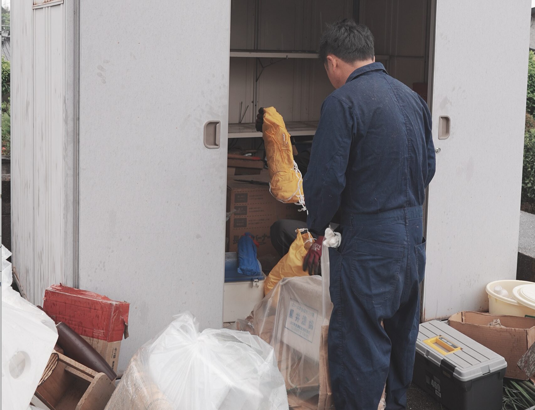 駐車場上の物置解体と中身の撤去工事