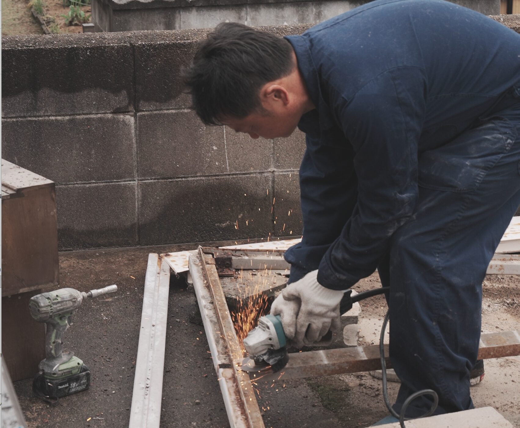駐車場上の物置解体と中身の撤去工事