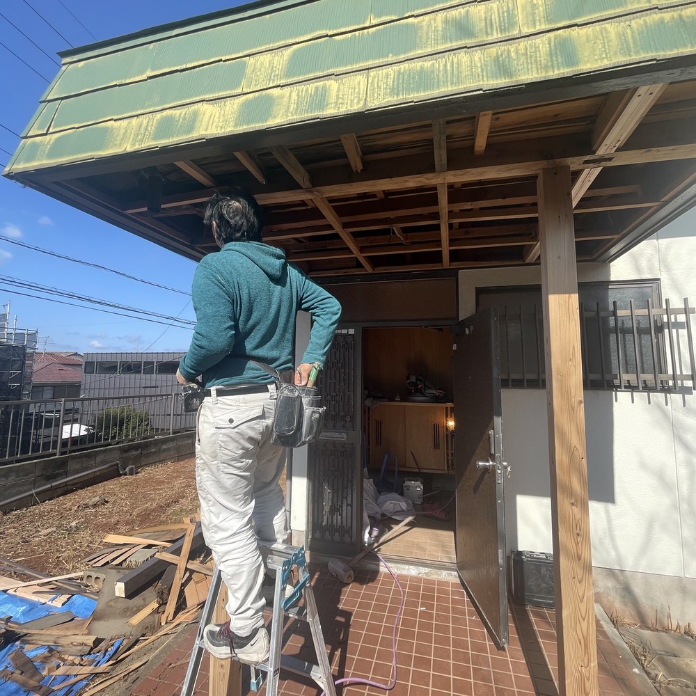 屋根まわりを補修する職人