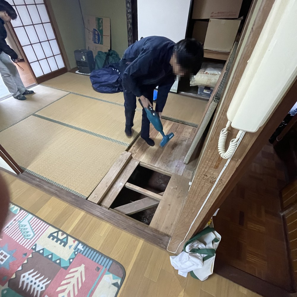 室内・床下の修理の様子