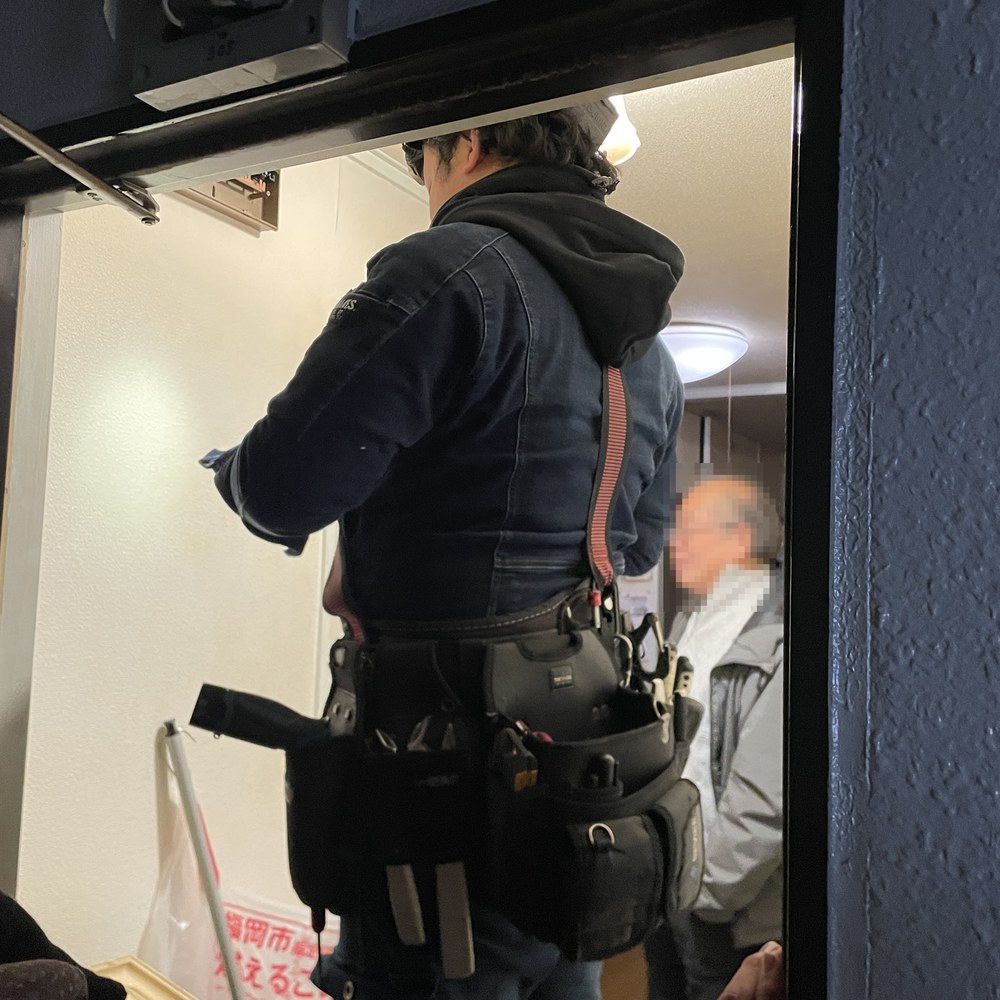 現地で対応する職人とお客さま