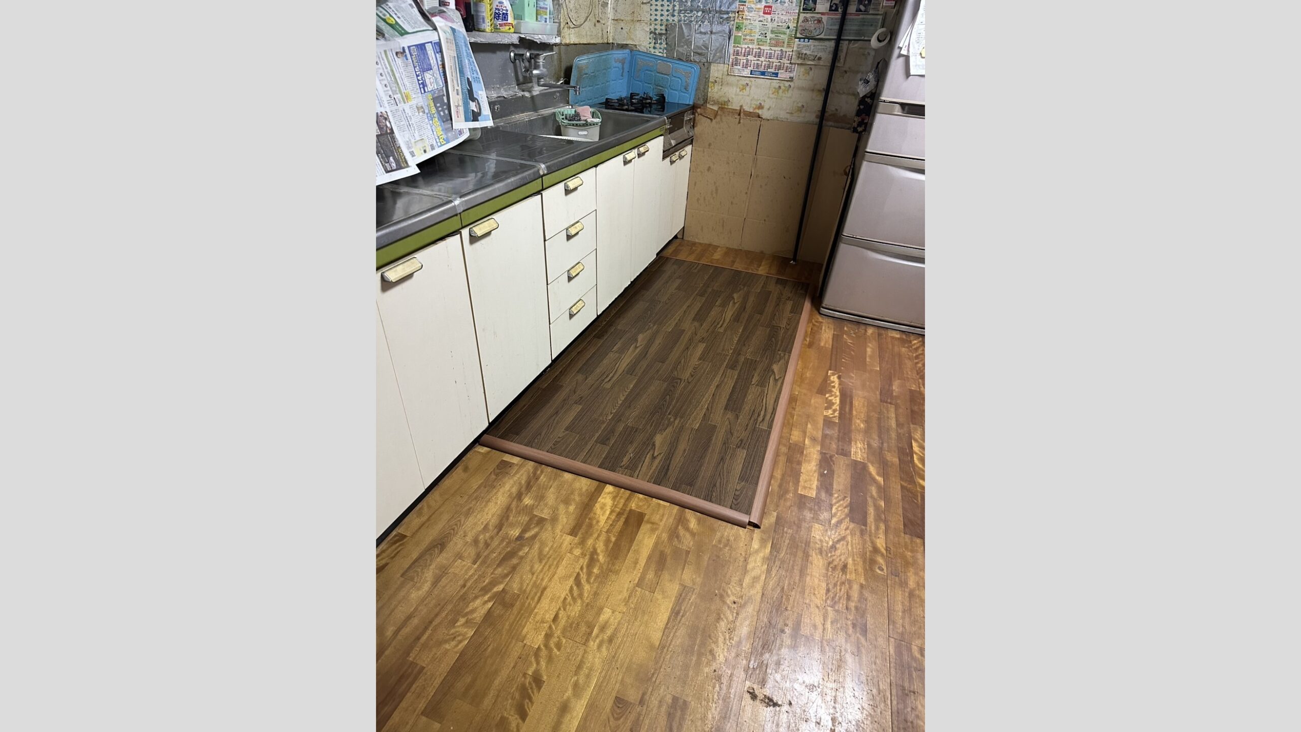 キッチンの床の凹み、簡易補修工事