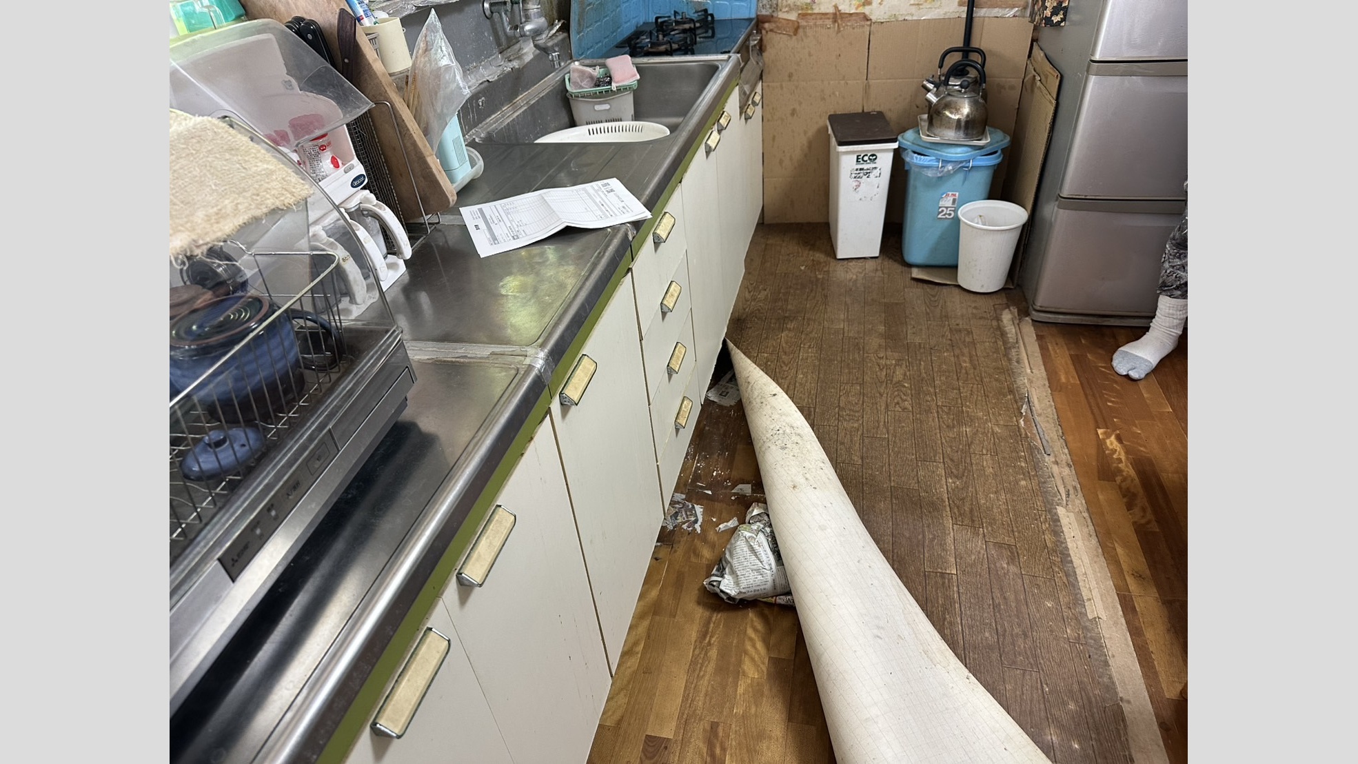 キッチンの床の凹み、簡易補修工事
