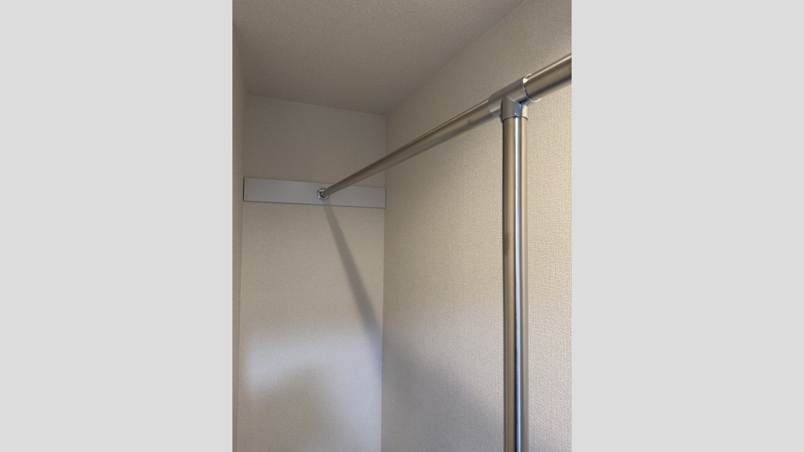 ウォークインクローゼットへのハンガーパイプ取り付け工事