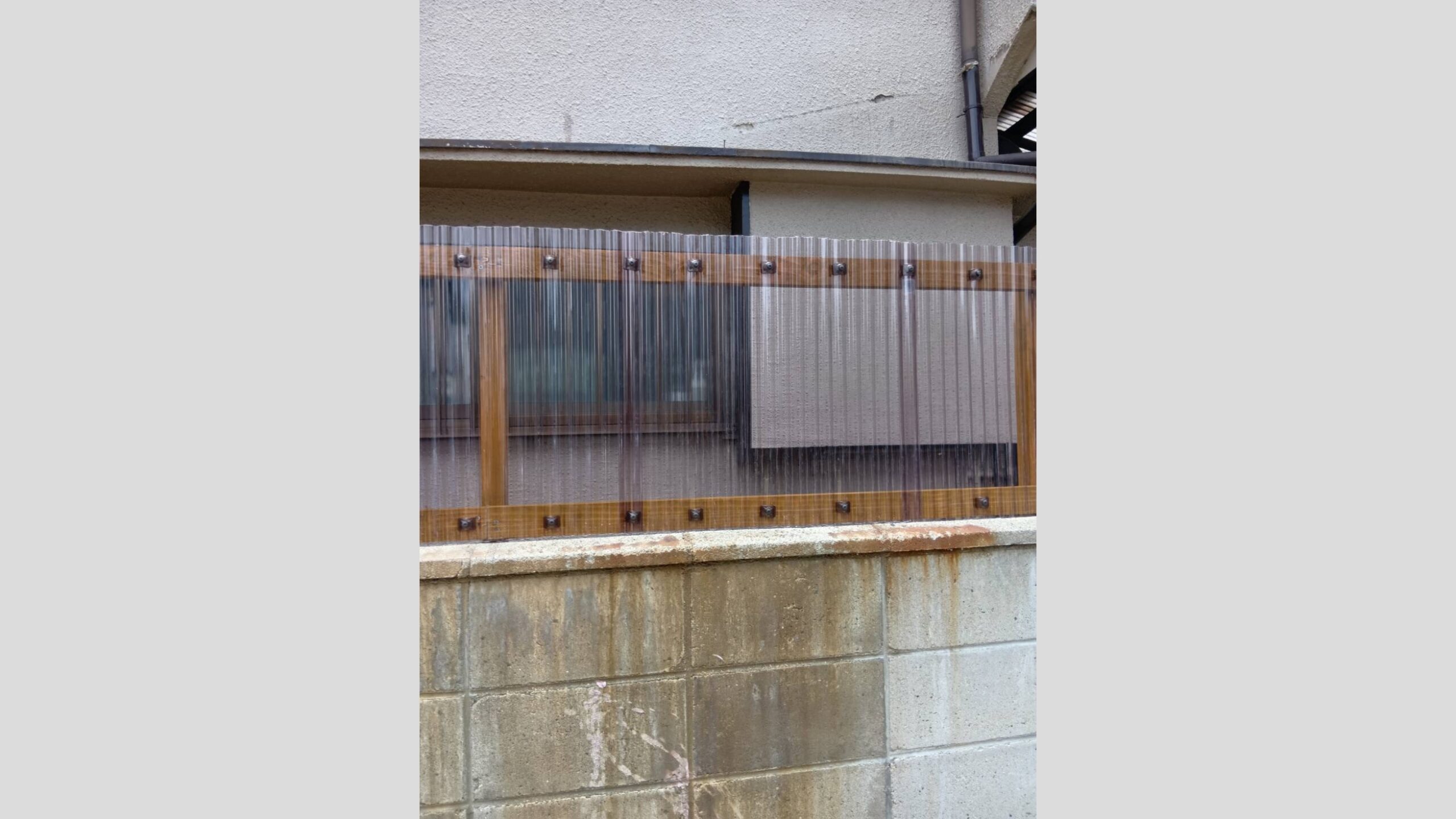 波板の目隠しフェンス造作工事
