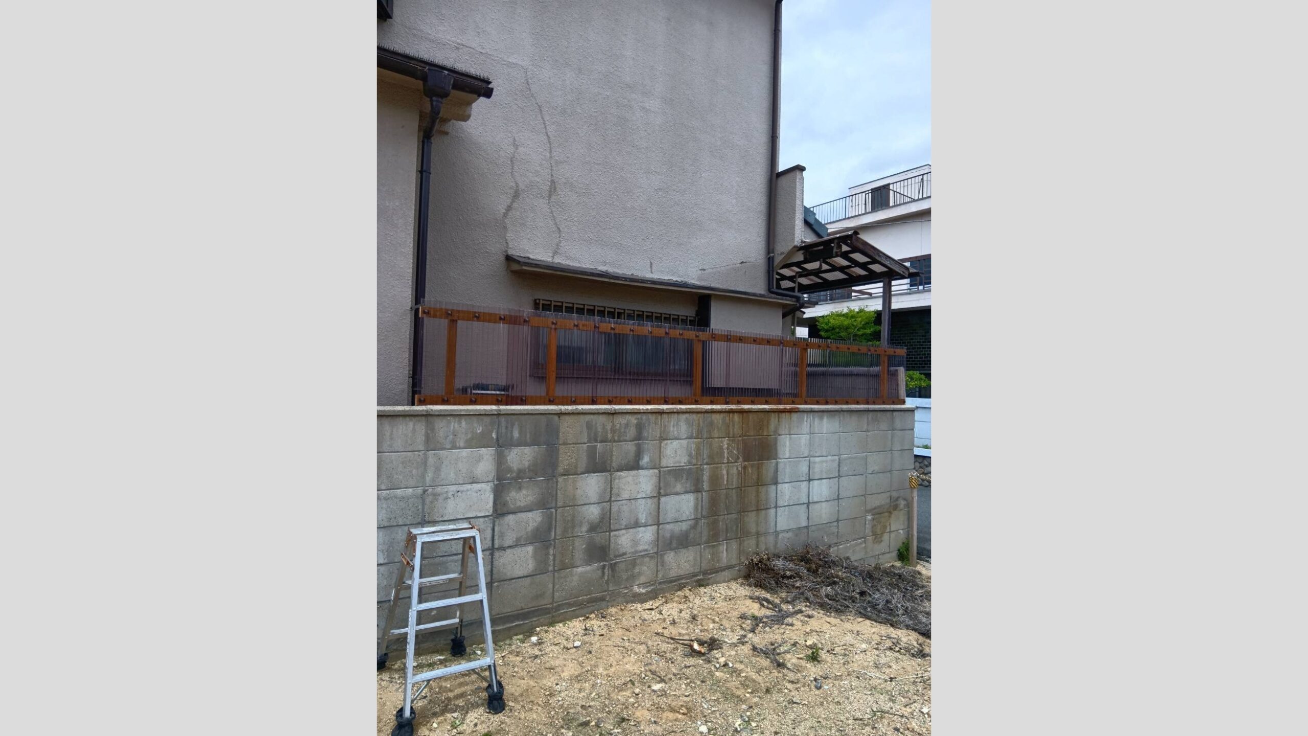 波板の目隠しフェンス造作工事
