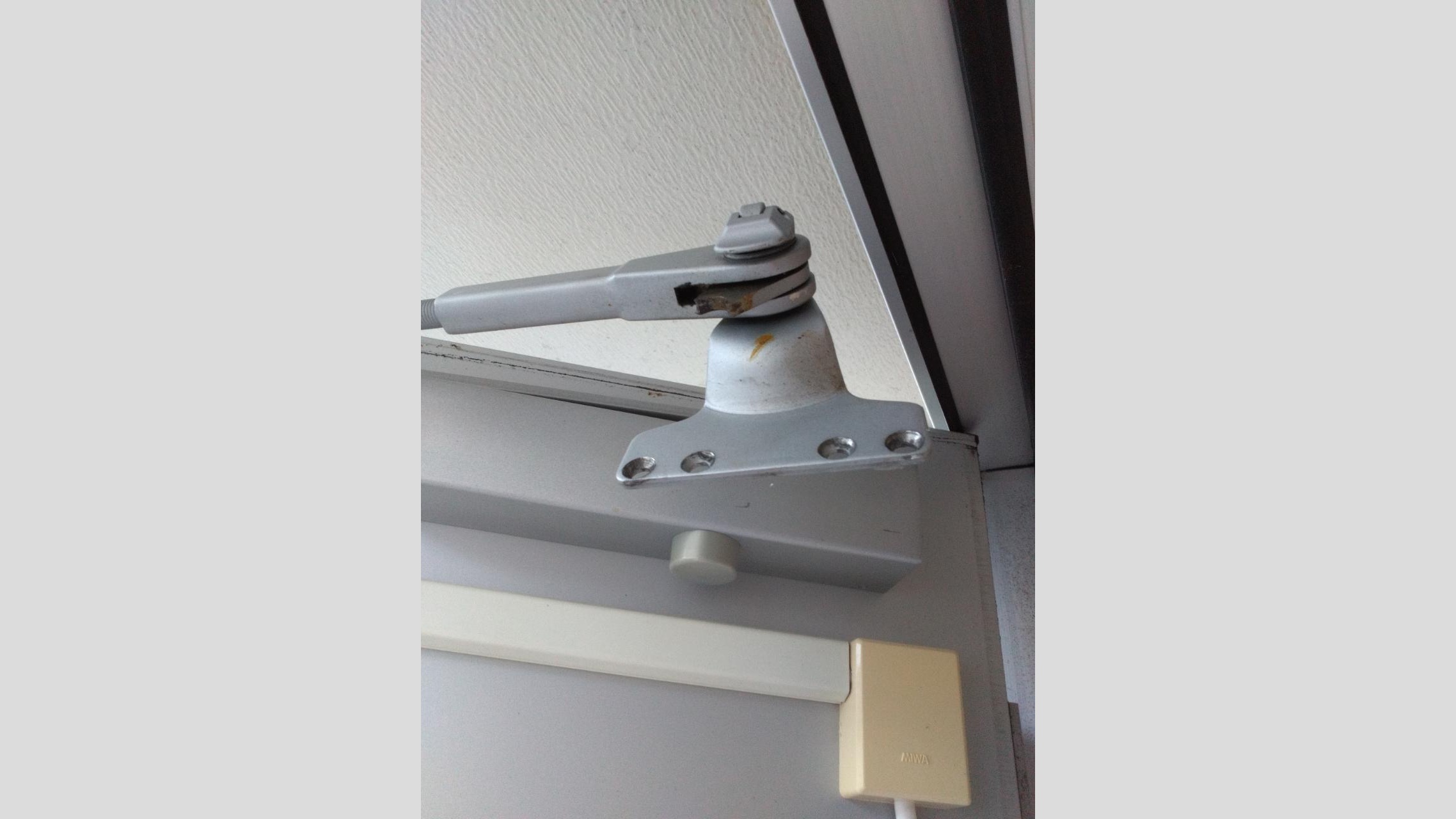 通用口のドアクローザー交換工事