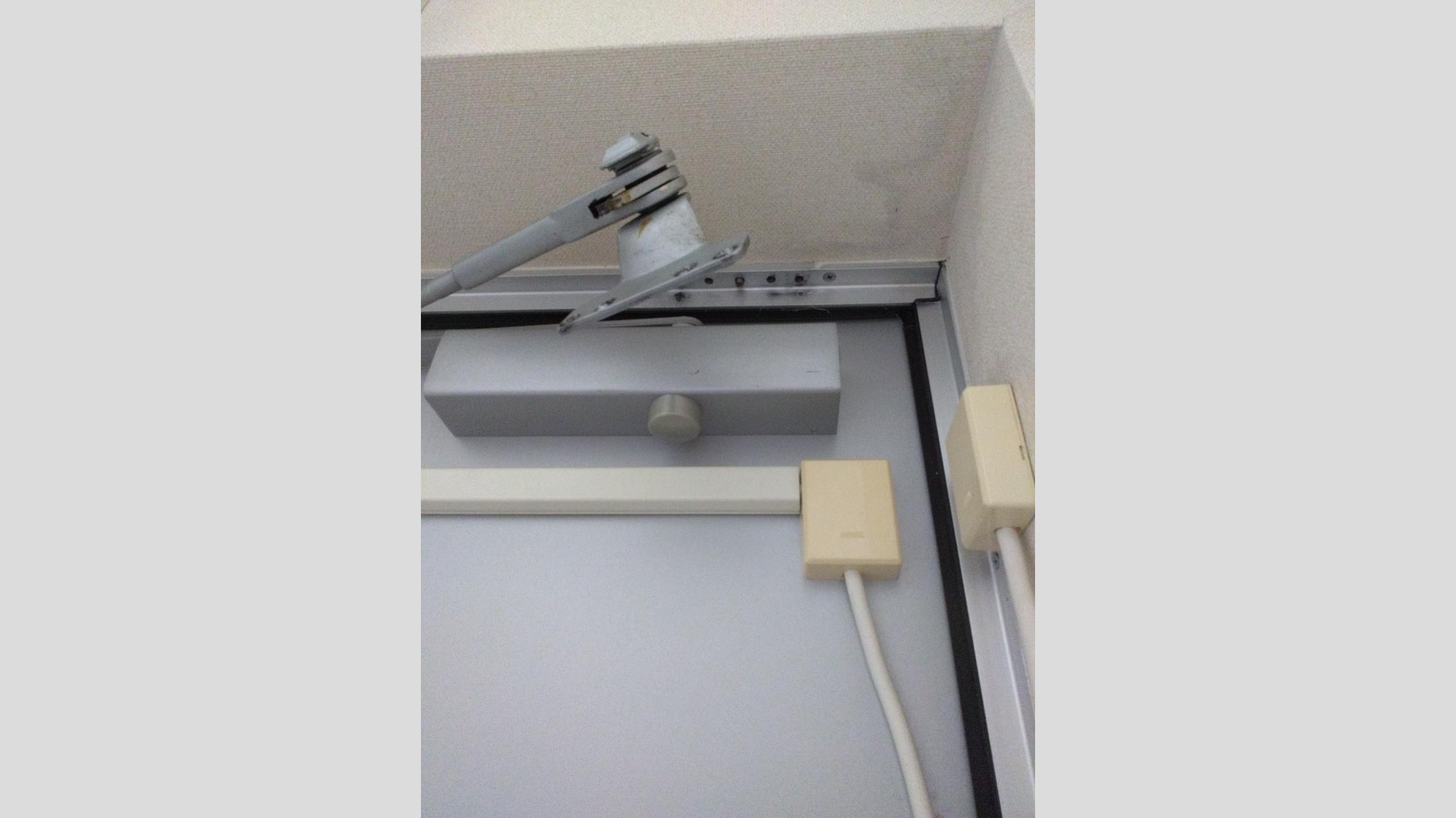 通用口のドアクローザー交換工事