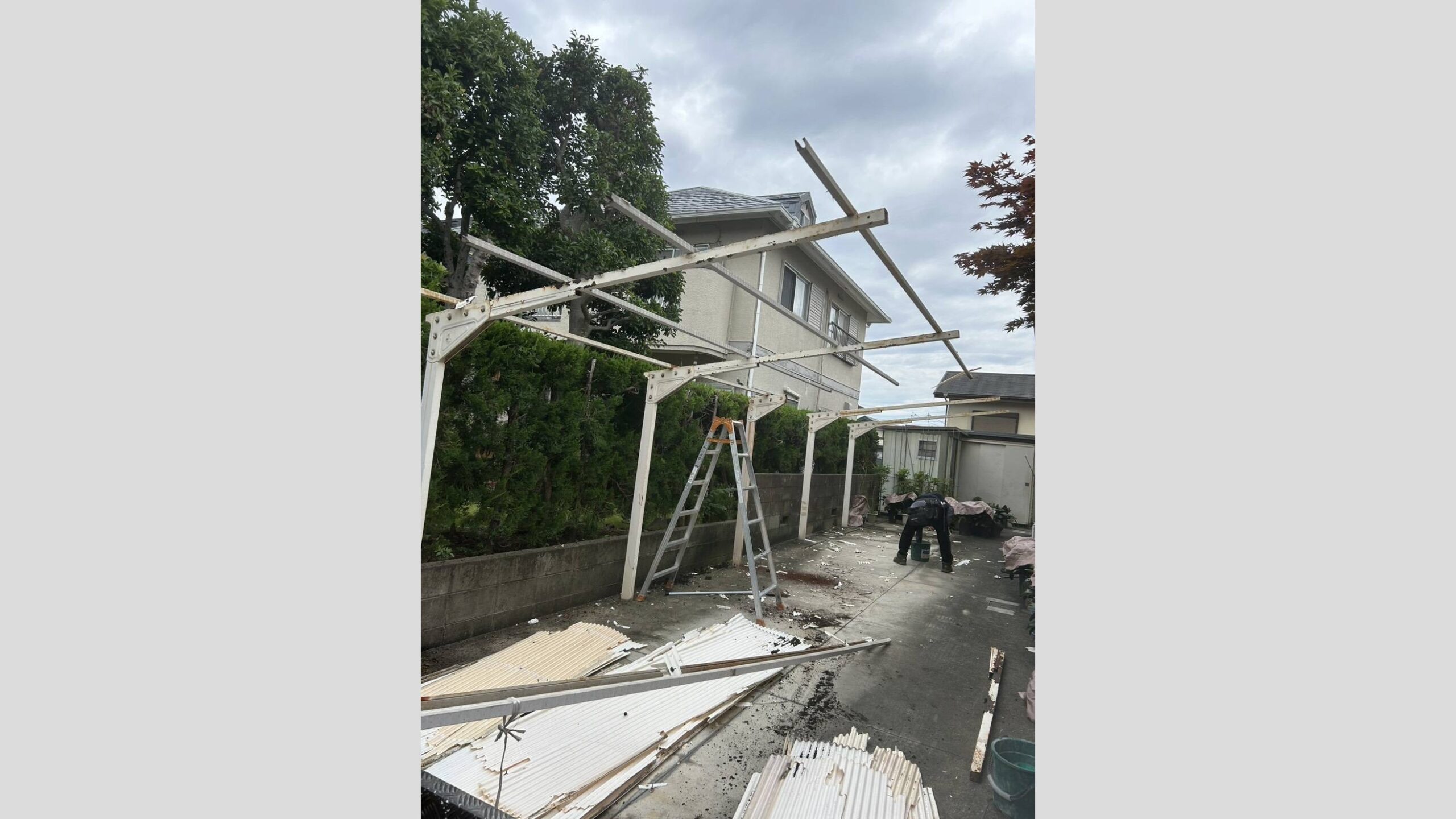 2台縦列のカーポート撤去工事