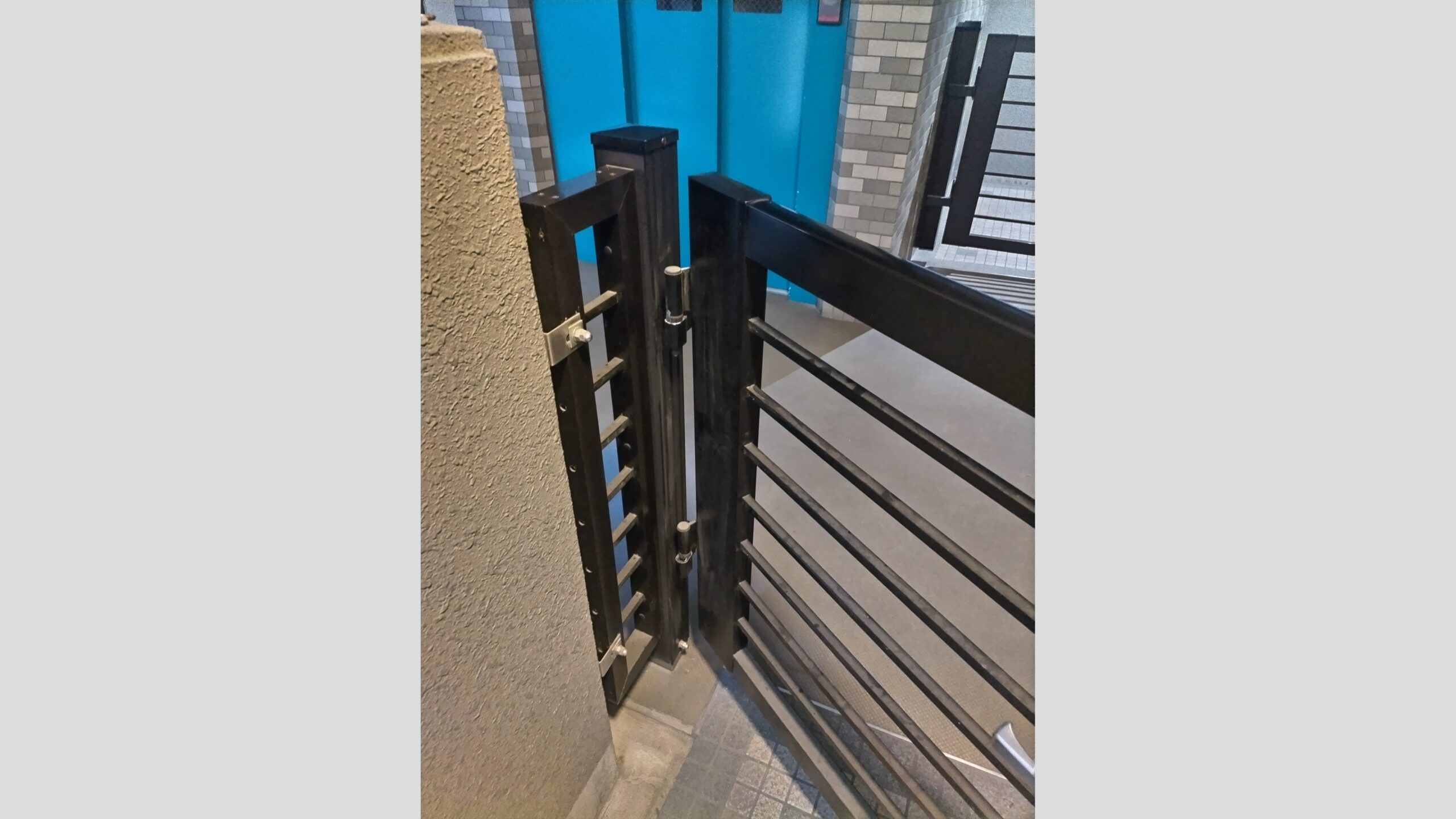 マンション備え付けの門扉の修理
